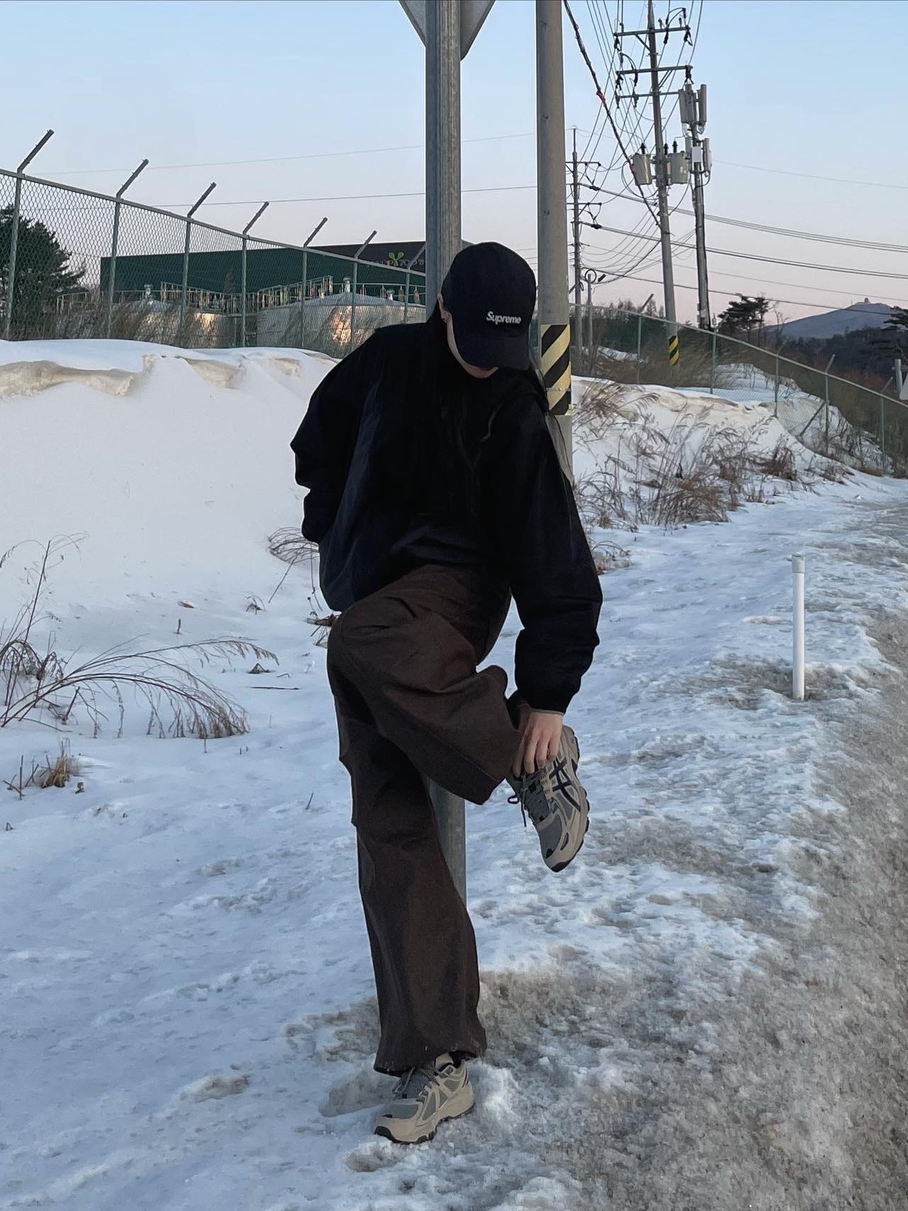 Supreme Gore-Tex Camp Cap Black - 22FW, Asics Gel-Venture 6 Feather Grey Black 착용 스타일 - 3