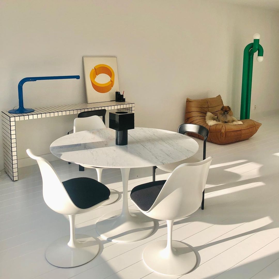Knoll Tulip Chair White Dark Blue 착용 스타일