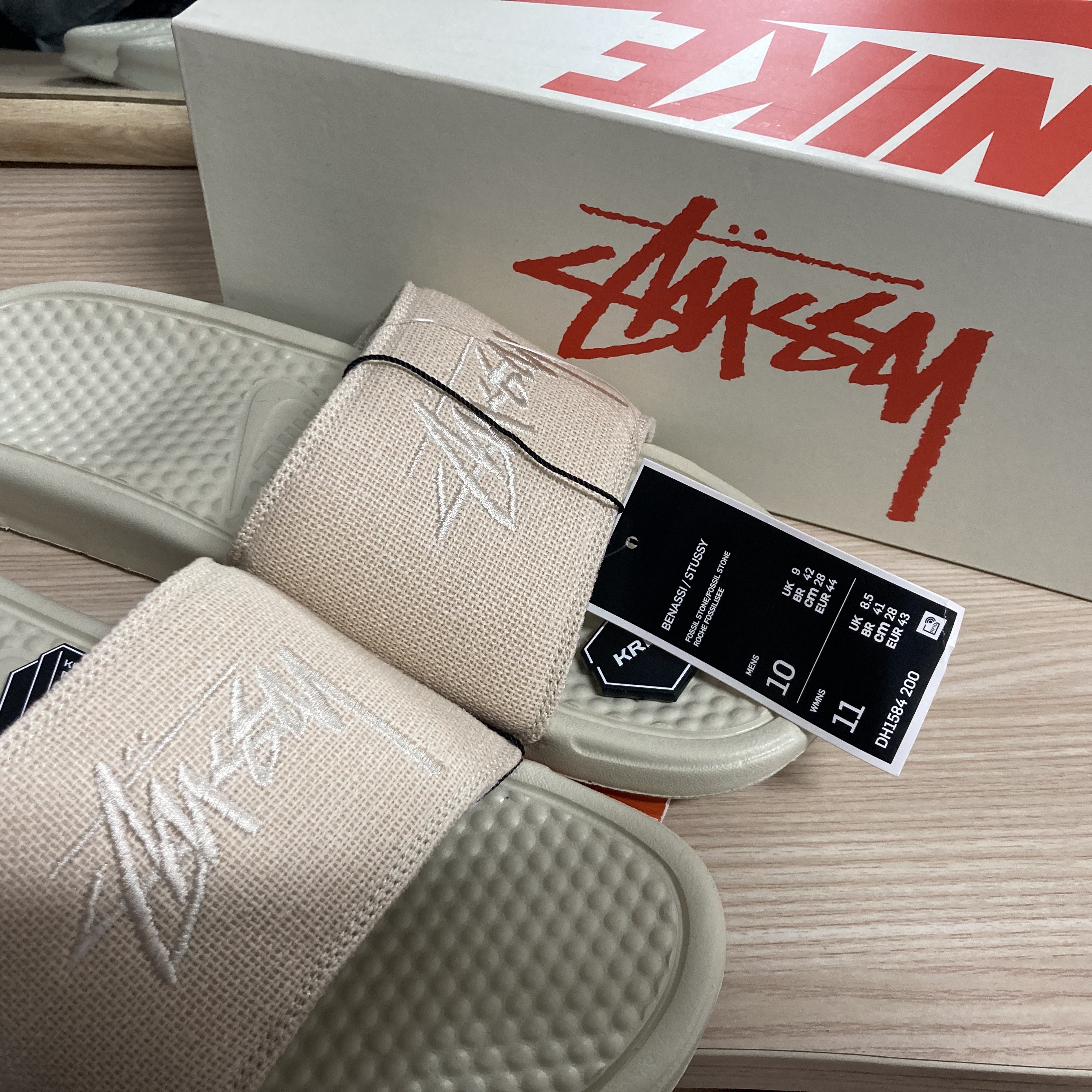 Nike x Stussy Benassi Hemp Slide Fossil Stone 착용 스타일 - 1