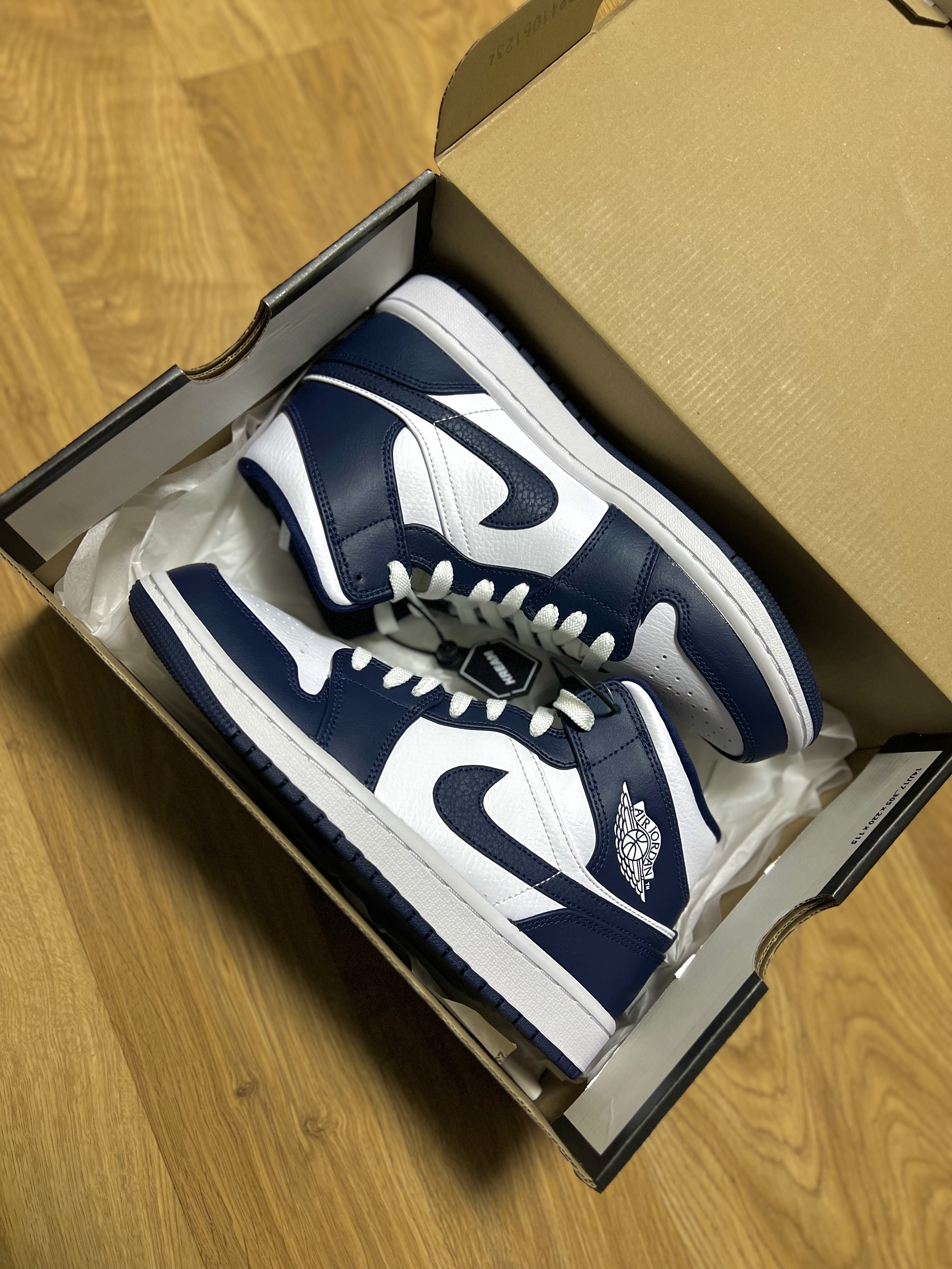 Jordan 1 Mid White Metallic Gold Obsidian 착용 스타일