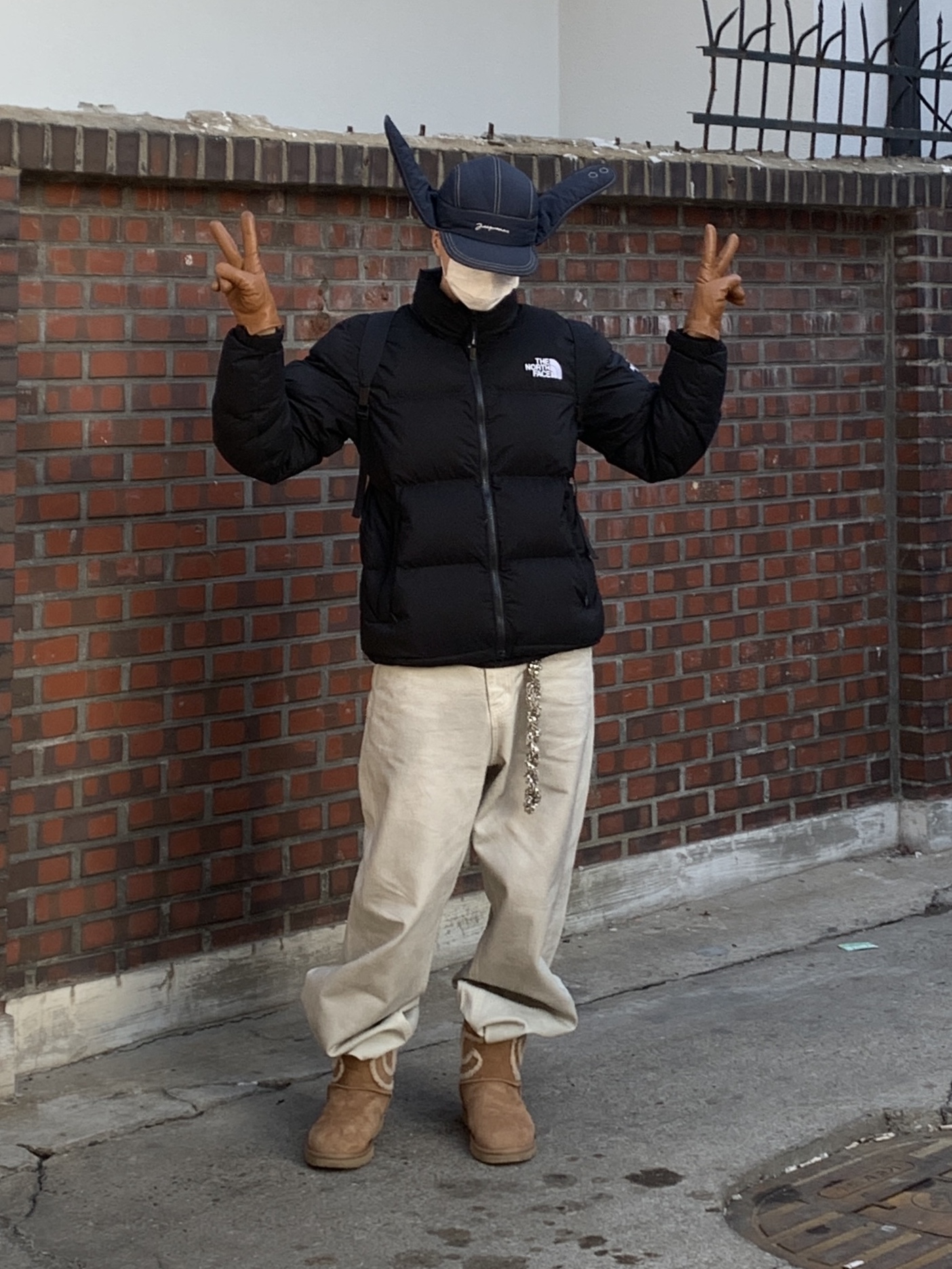 Jacquemus La Cagoule Bricciola Puffed Ear Flap Hat Navy, UGG x Telfar Logo Mini Chestnut 착용 스타일 - 1