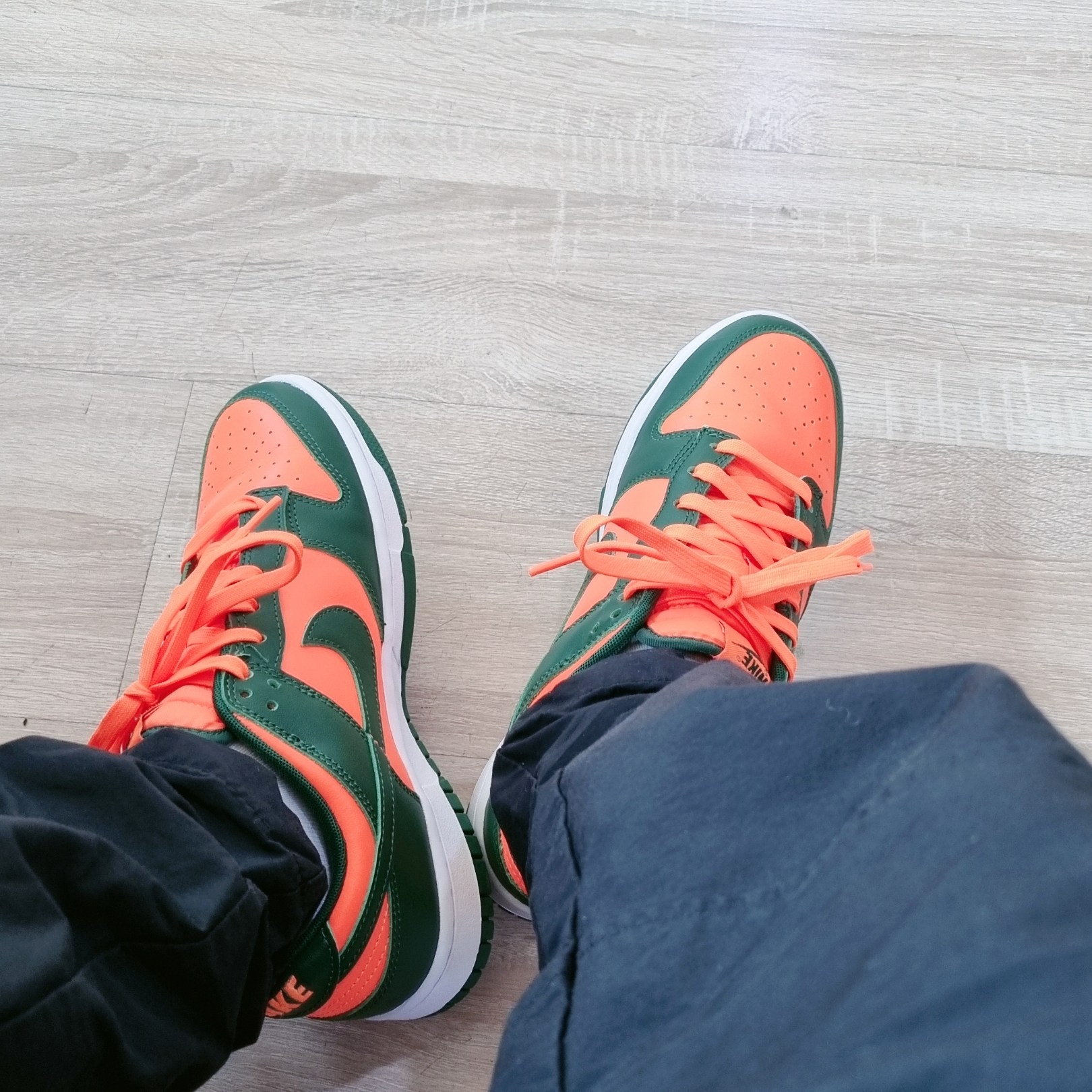 Nike Dunk Low Gorge Green and Total Orange 착용 스타일 - 1