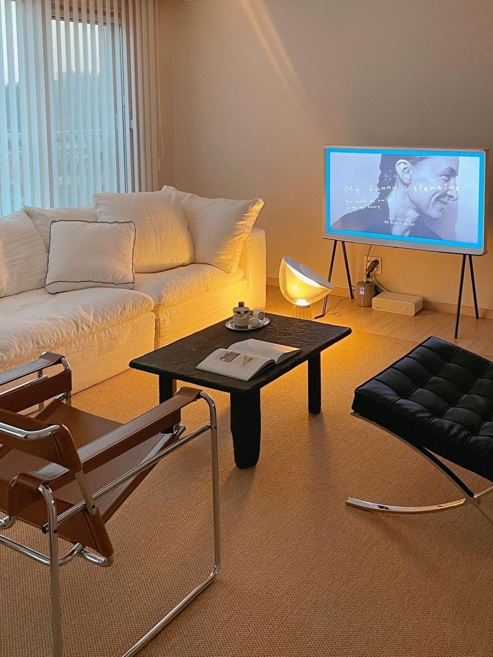 Knoll Wassily Lounge Chair Warm Beige, Knoll Barcelona Chair Black 착용 스타일 - 1