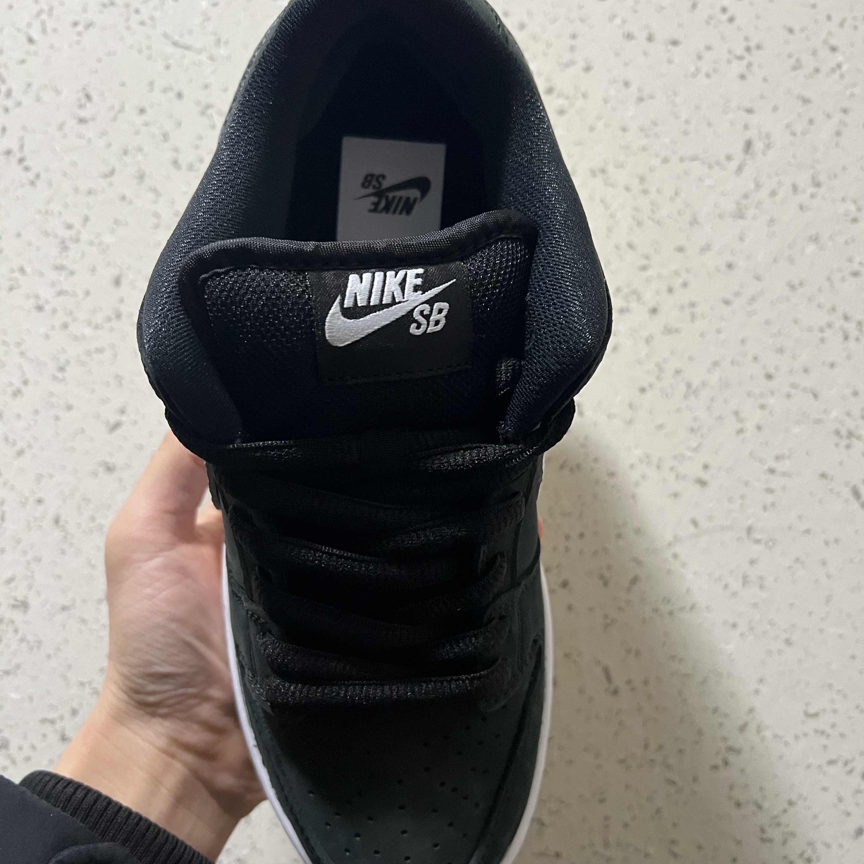 Nike SB Dunk Low Pro Black White 착용 스타일 - 2
