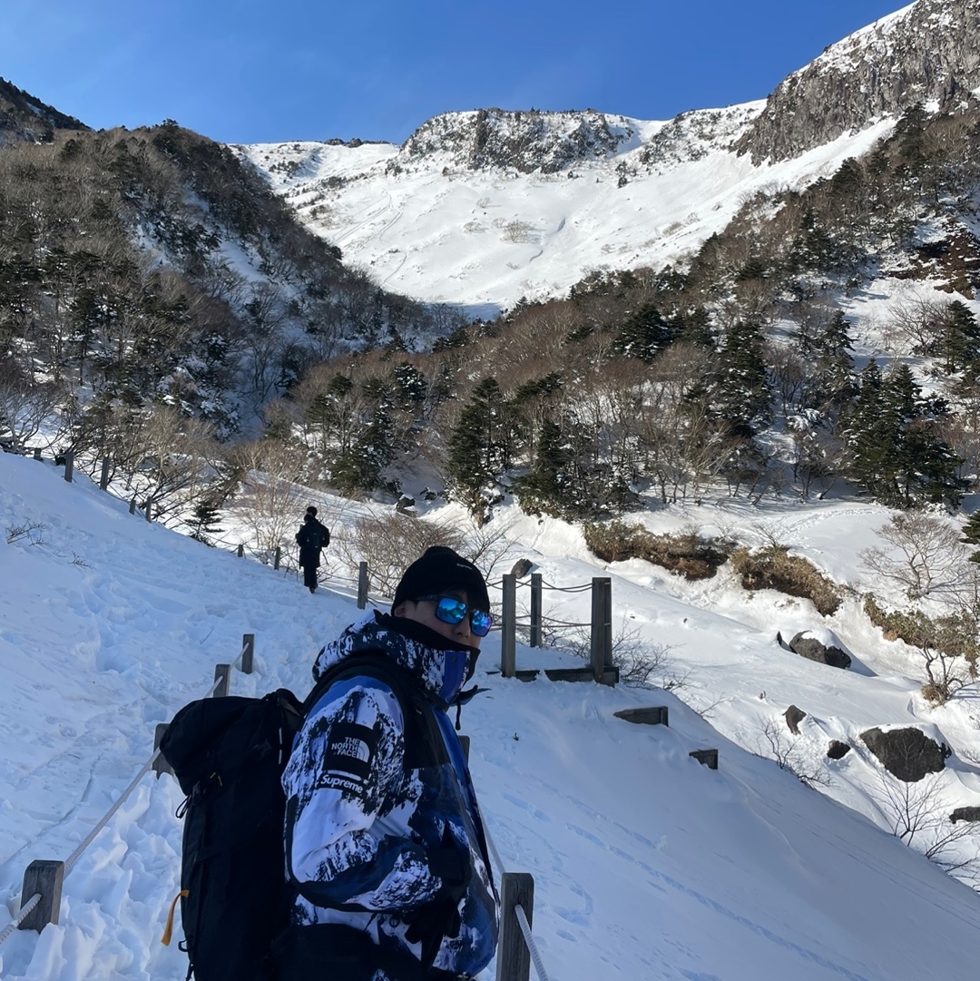 Supreme x The North Face Mountain Parka Blue White - 17FW, Supreme Overdyed Beanie Black 착용 스타일