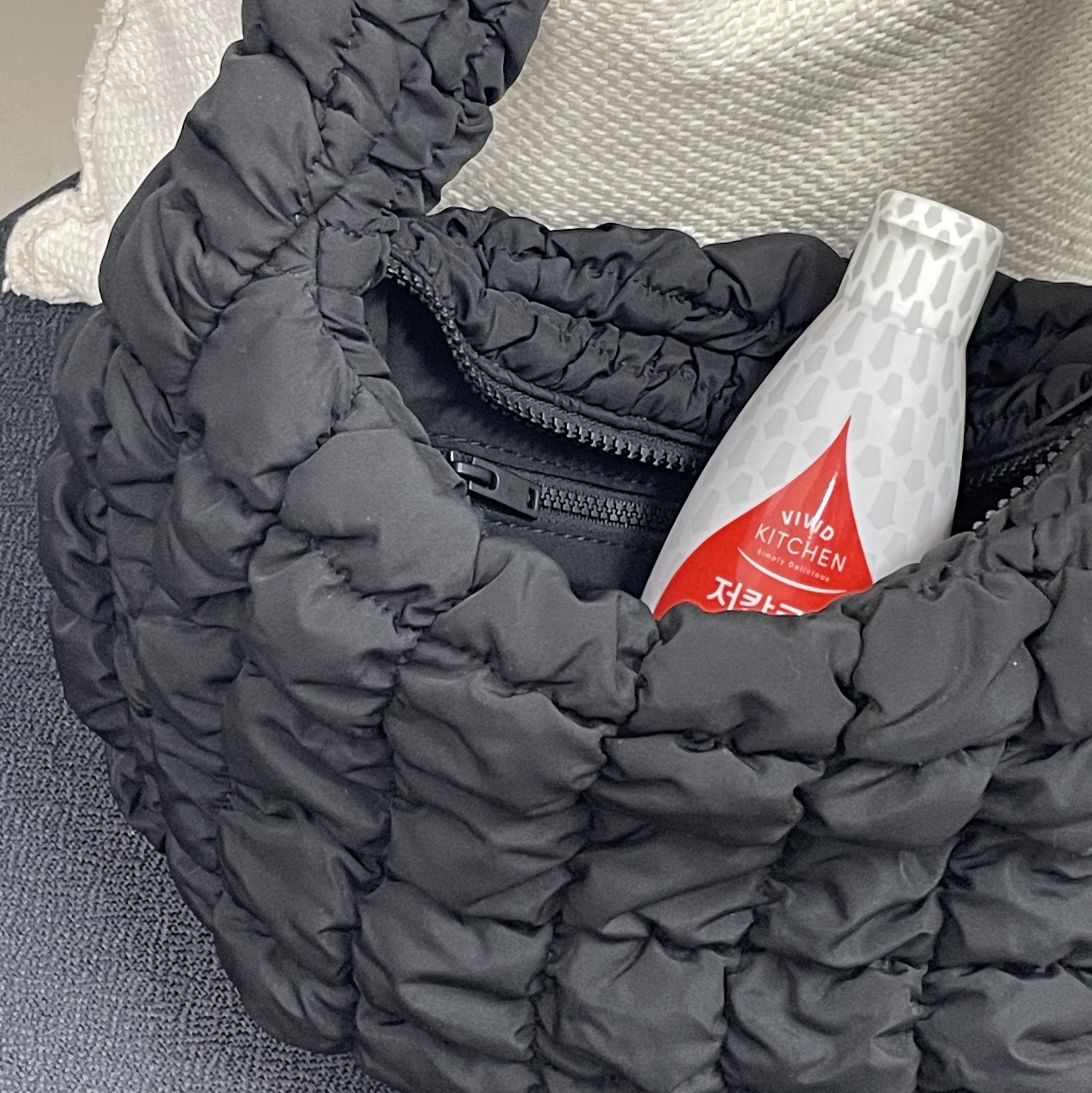 COS Quilted Mini Bag Black 착용 스타일 - 1