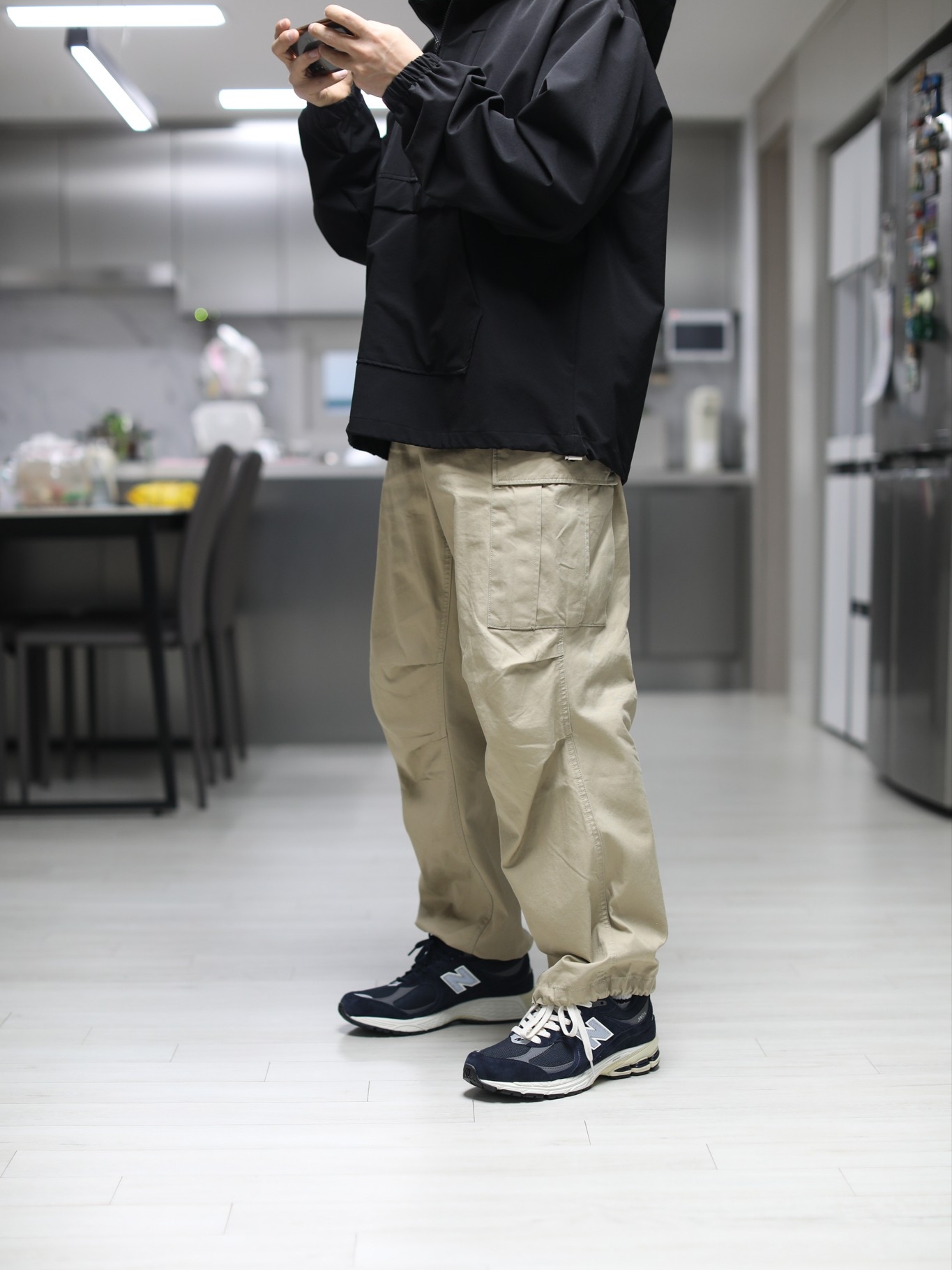 New Balance 2002R Eclipse Castlerock 착용 스타일