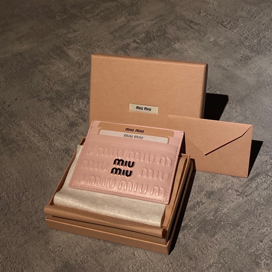 Miu Miu Leather Card Holder Alabaster Pink 착용 스타일 - 1