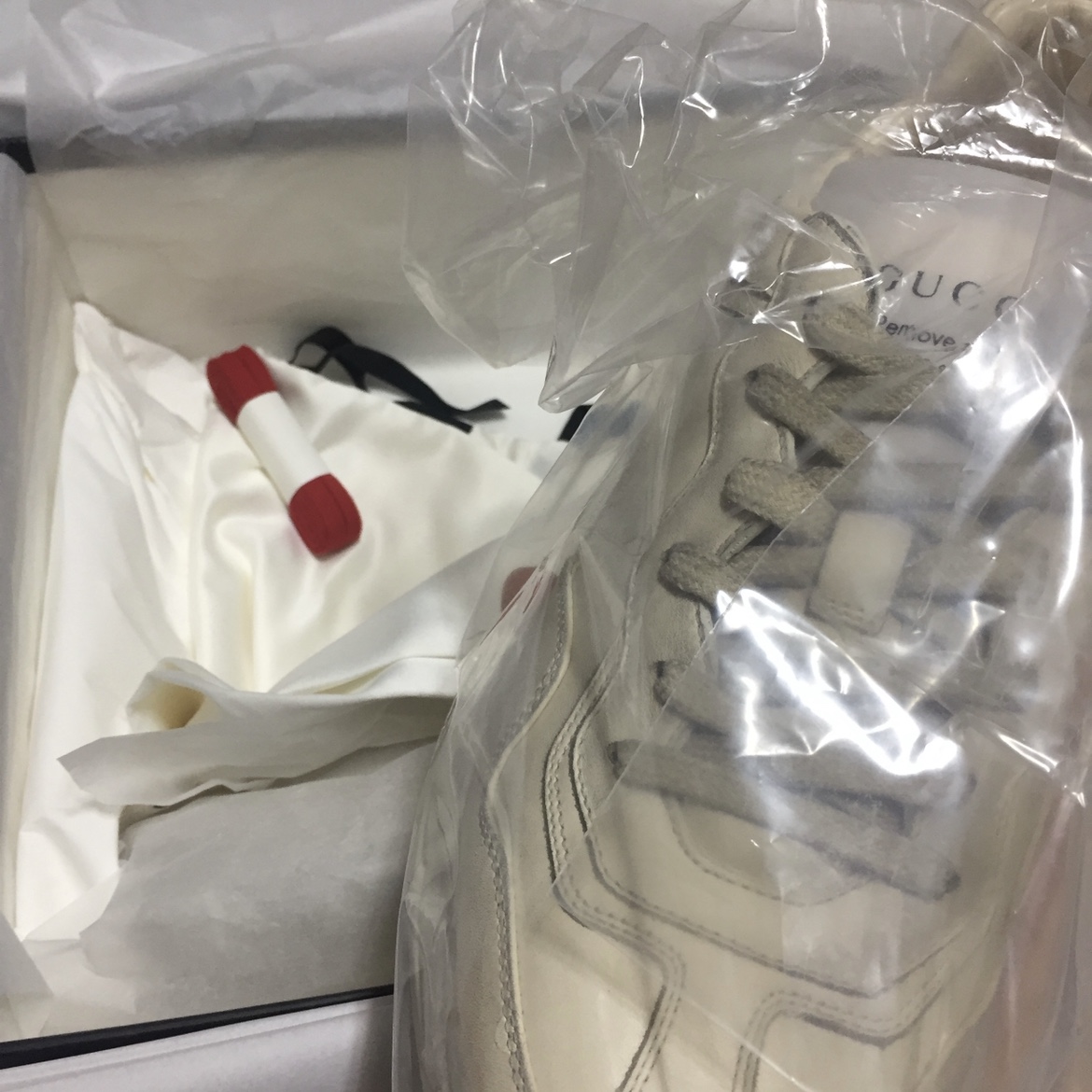 Gucci Rhyton Leather Sneakers Distressed Ivory 착용 스타일