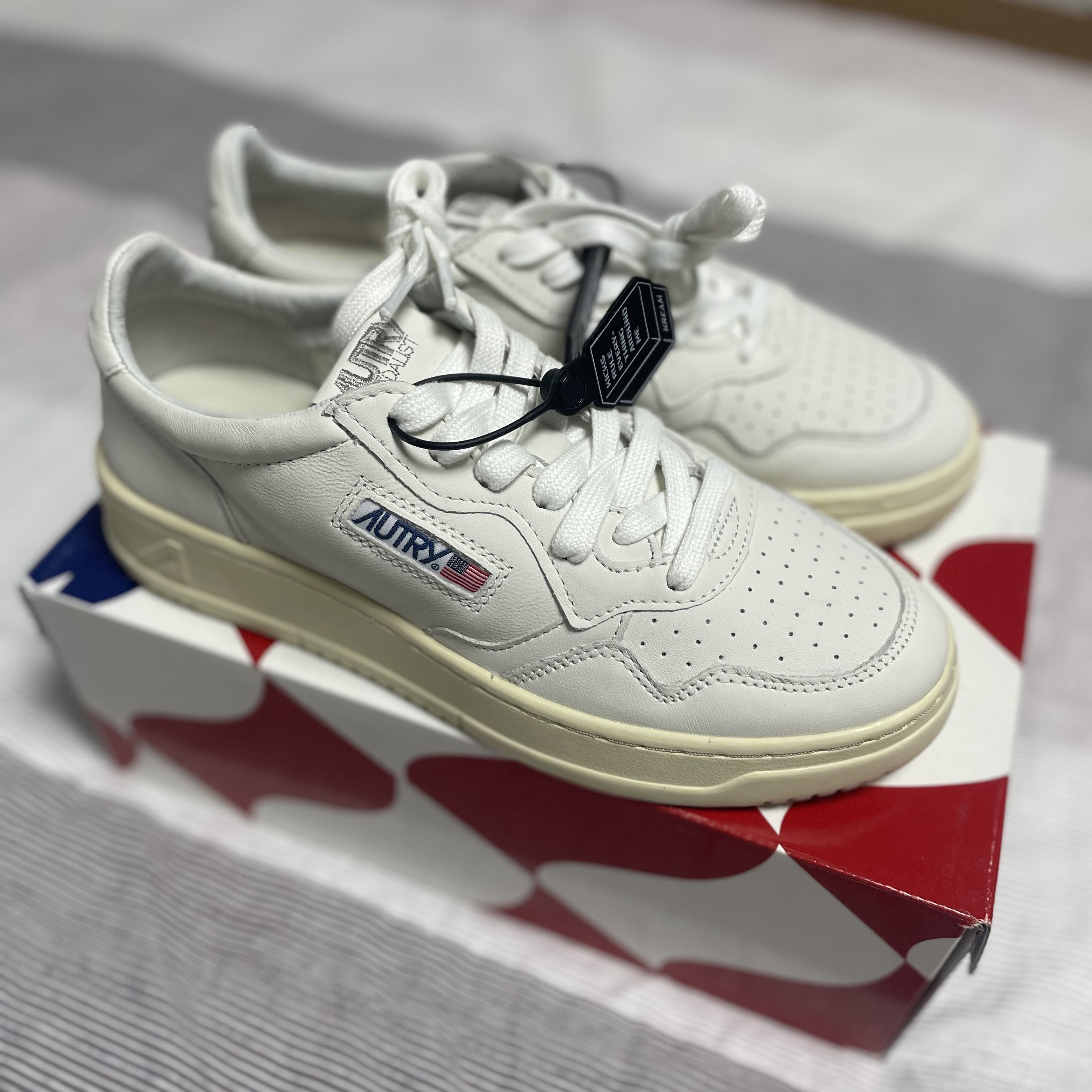 Autry Medalist Low Goatskin Sneakers White, (W) Autry Medalist Low Goatskin Sneakers White 착용 스타일