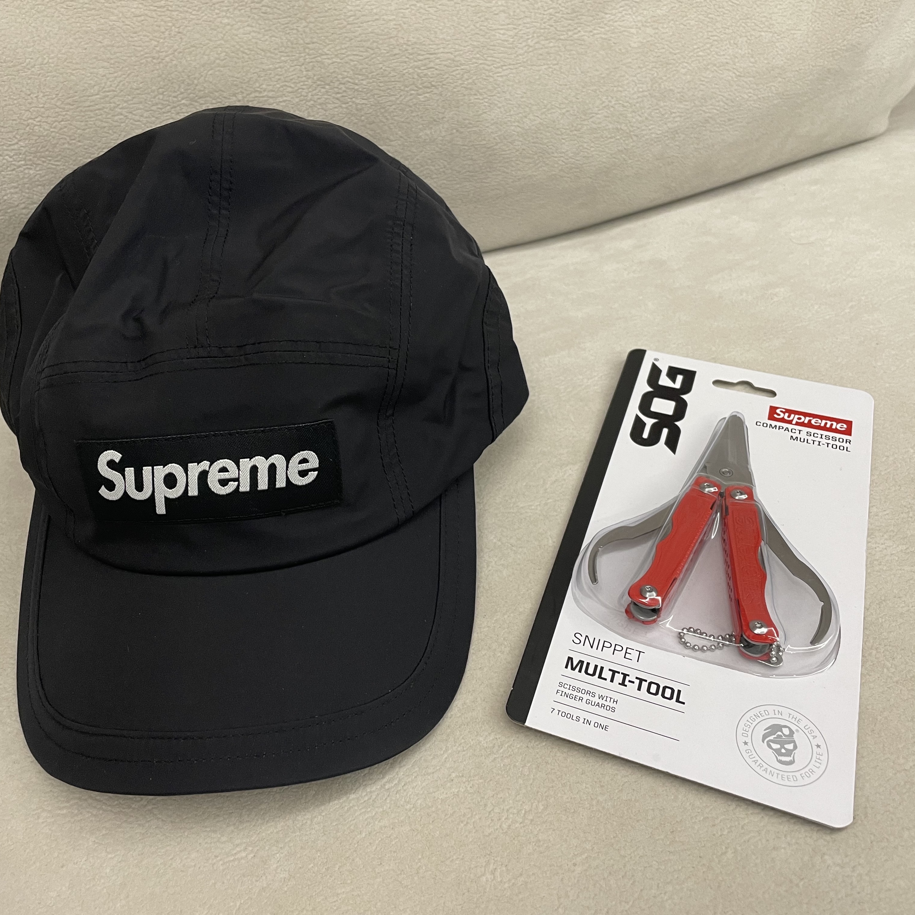 Supreme x Sog Snippet Multi Tool Red - 22FW 착용 스타일