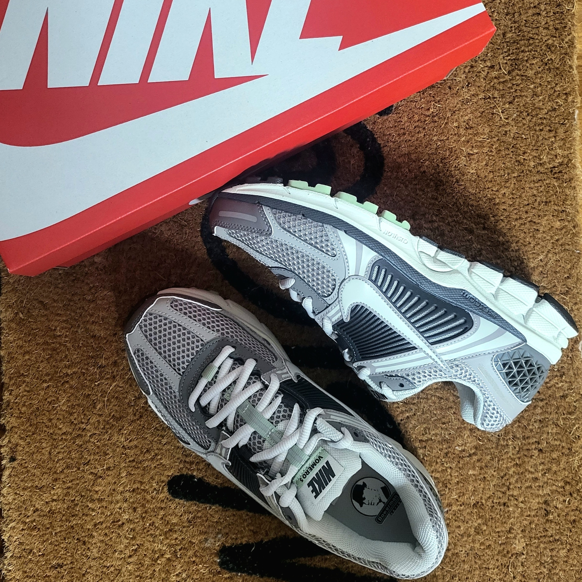 (W) Nike Zoom Vomero 5 Cobblestone and Flat Pewter 착용 스타일