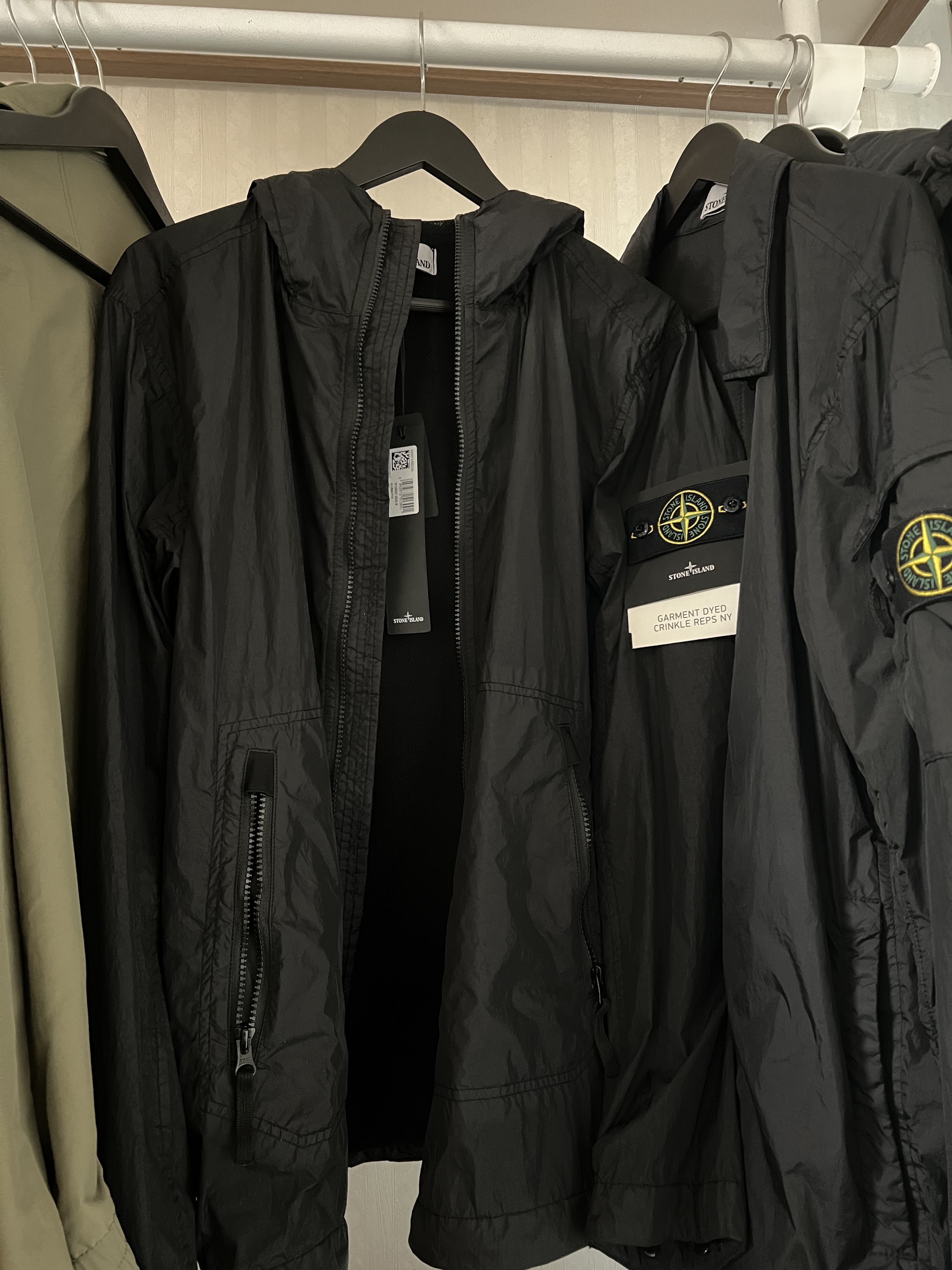 Stone Island 40522 Crinkle Reps Nylon Garment Dyed Hooded Jacket Black - 23SS 착용 스타일