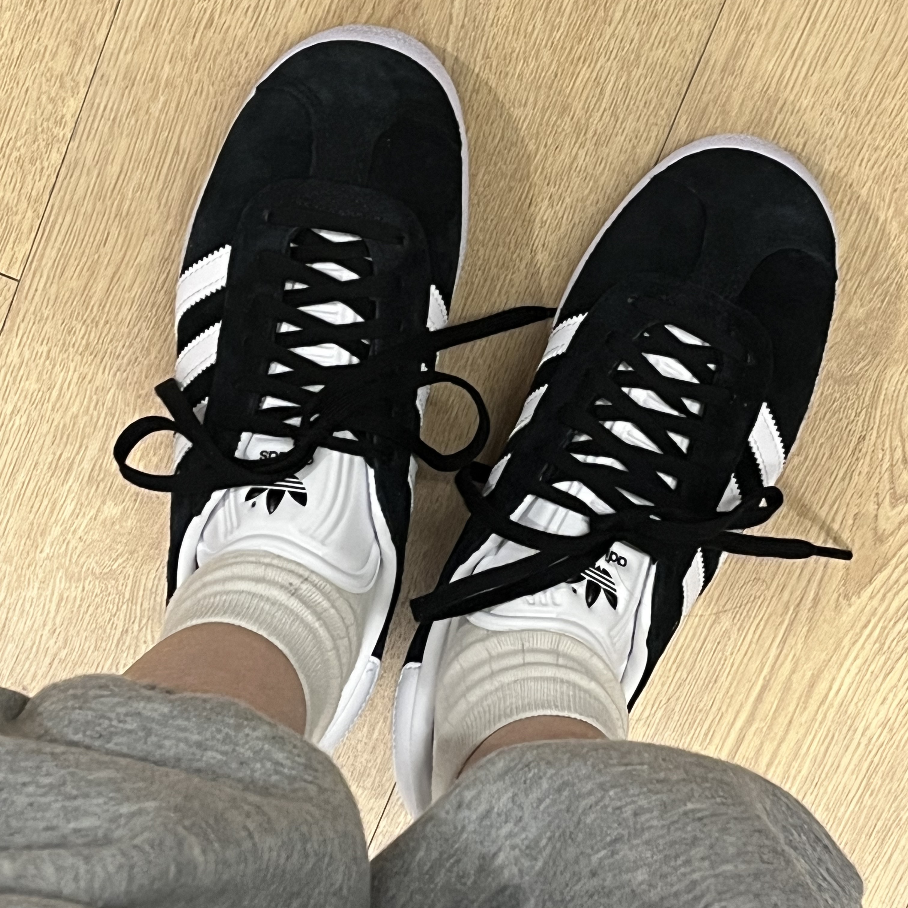 Adidas Gazelle Core Black White 착용 스타일 - 1