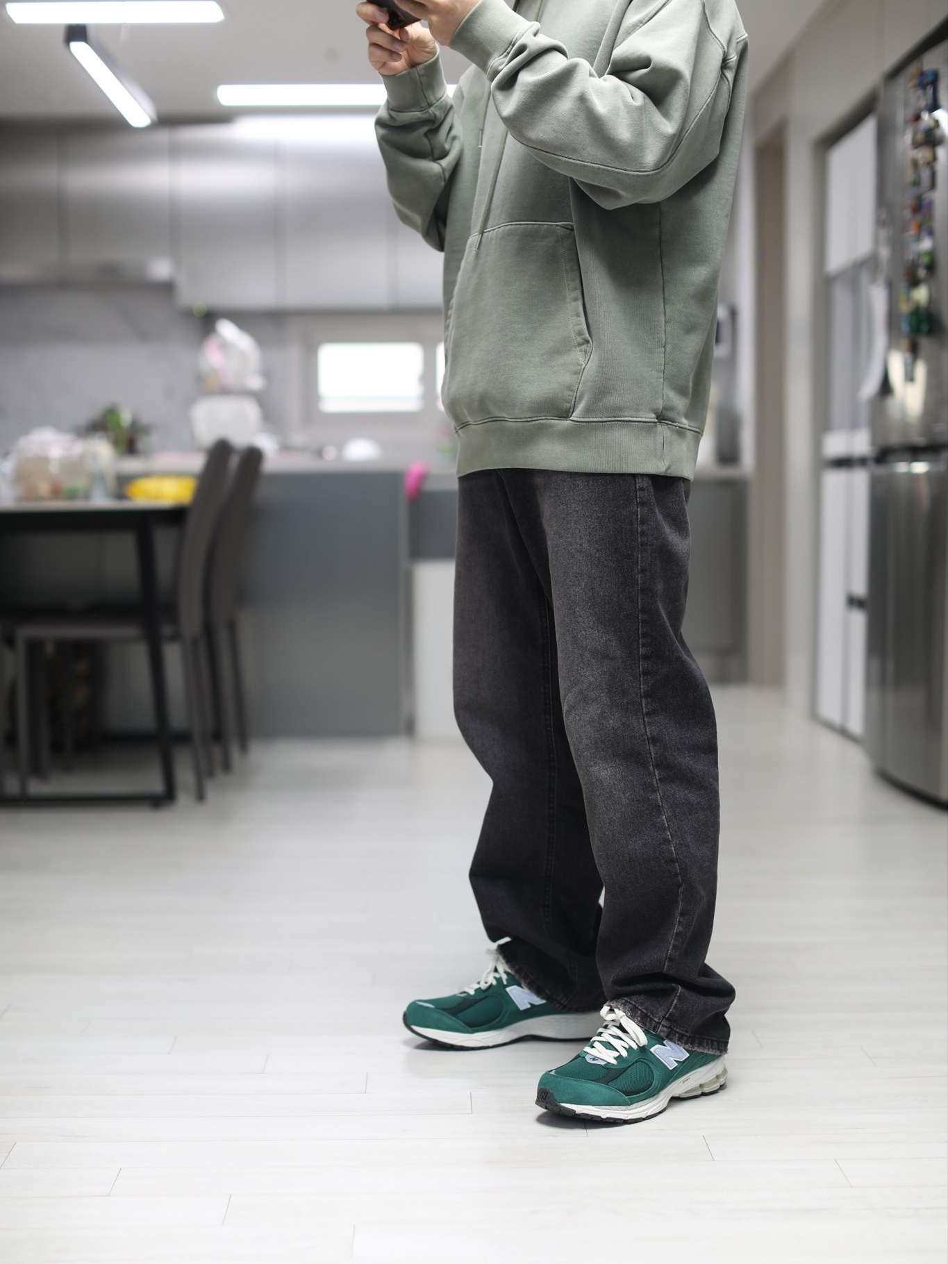 New Balance 2002R Nightwatch Green 착용 스타일