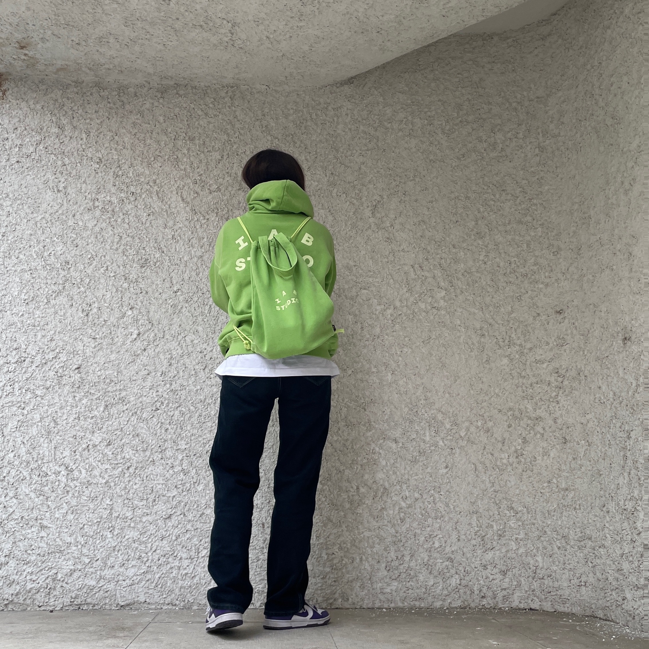 IAB Studio Pigment Hoodie & Sack Apple Green, Nike Dunk Low Retro Championship Court Purple 착용 스타일 - 2