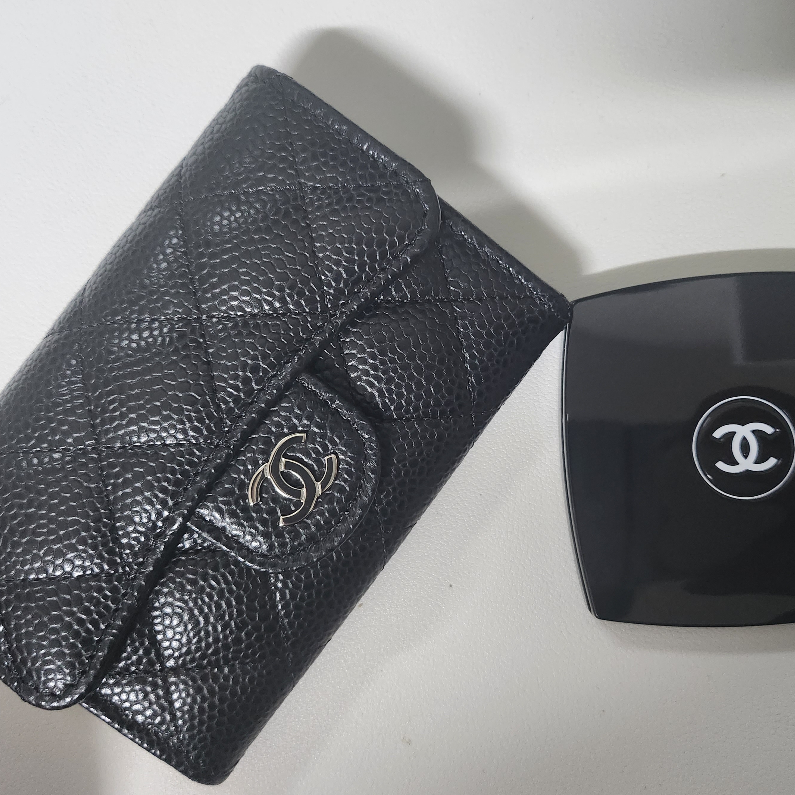 Chanel Miroir Double Facette, Chanel Classic Card Holder Grained Calfskin & Silver Black 착용 스타일