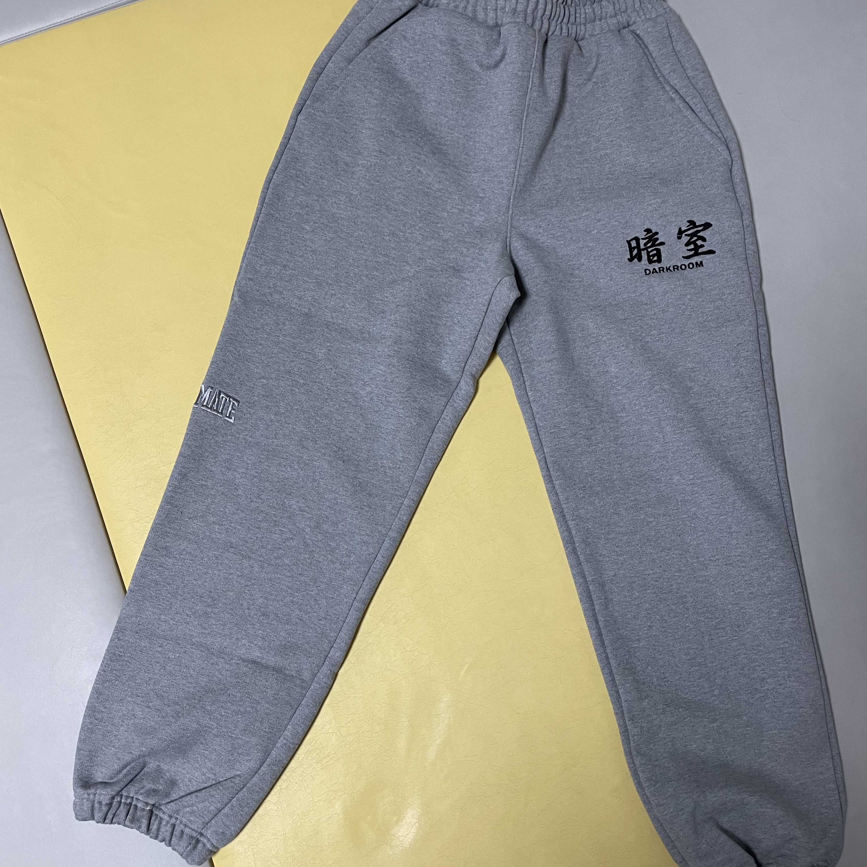 Darkr8m Studio Basic Logo Heavyweight Sweatpants Gray 착용 스타일
