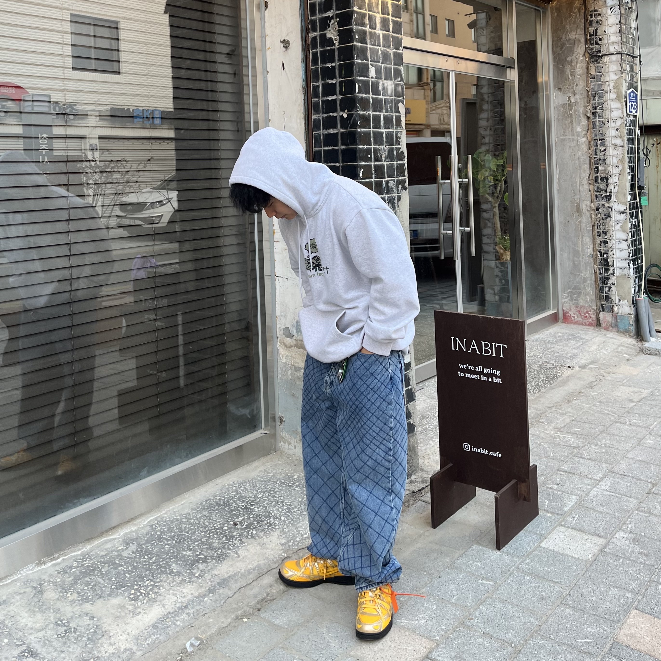 Nike x Off-White Air Rubber Dunk University Gold 착용 스타일 - 2