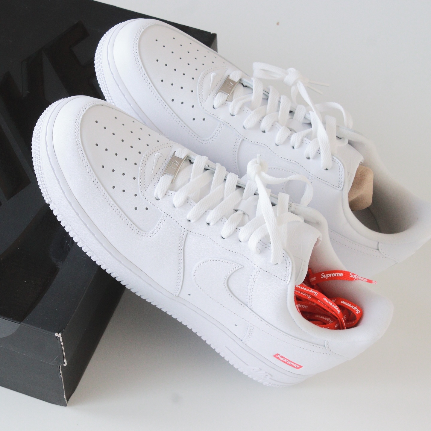 Nike x Supreme Air Force 1 Low White 착용 스타일 - 3