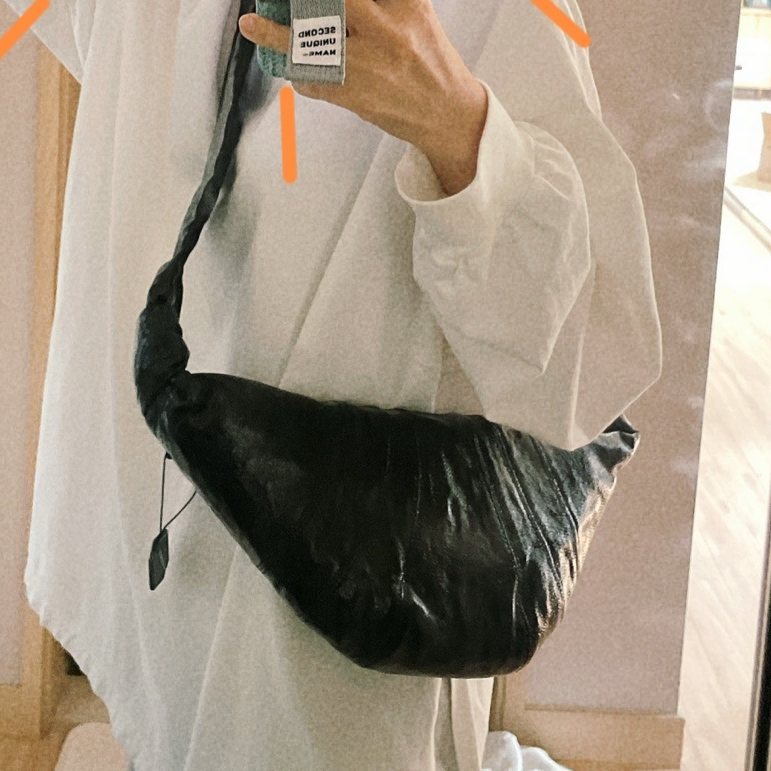 Lemaire Small Croissant Bag Coated Linen Canvas Black 착용 스타일