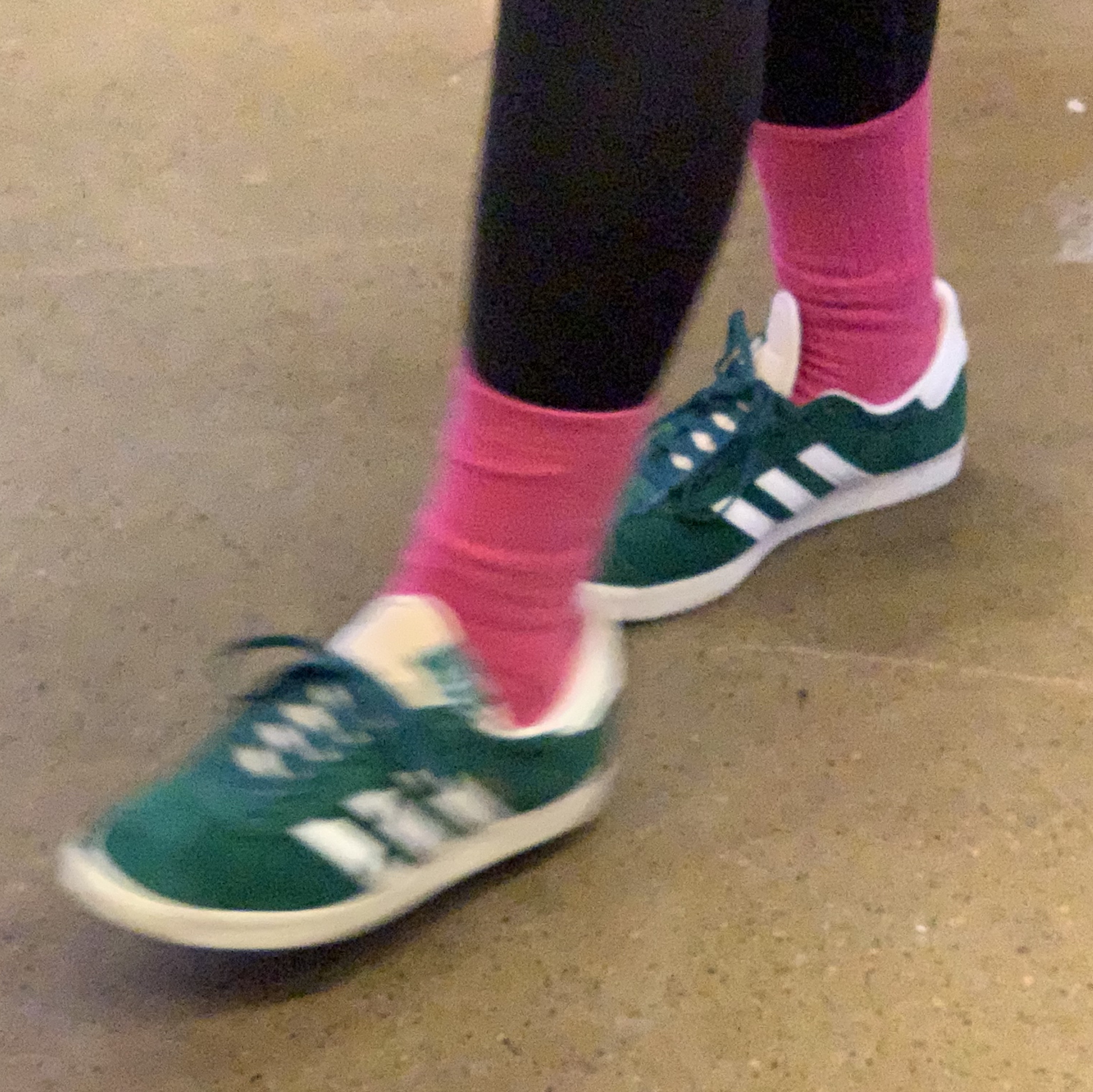Adidas Gazelle Dark Green Cream White 착용 스타일 - 2