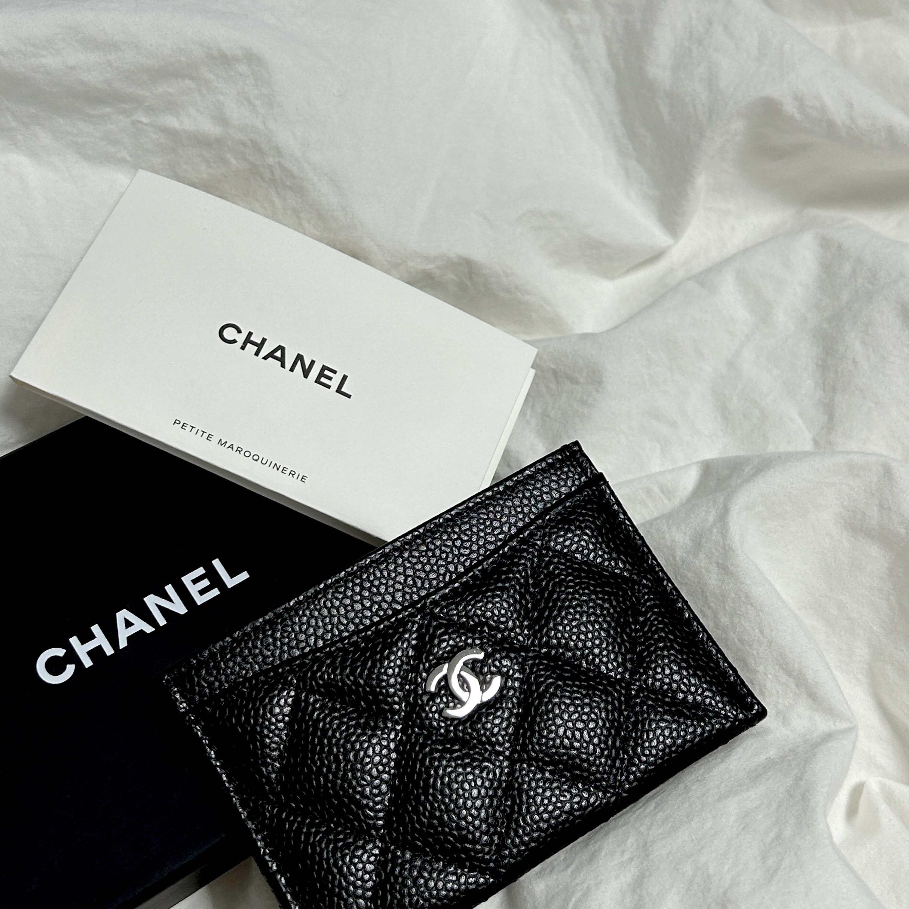 Chanel Classic Card Holder Grained Calfskin & Silver Black 착용 스타일