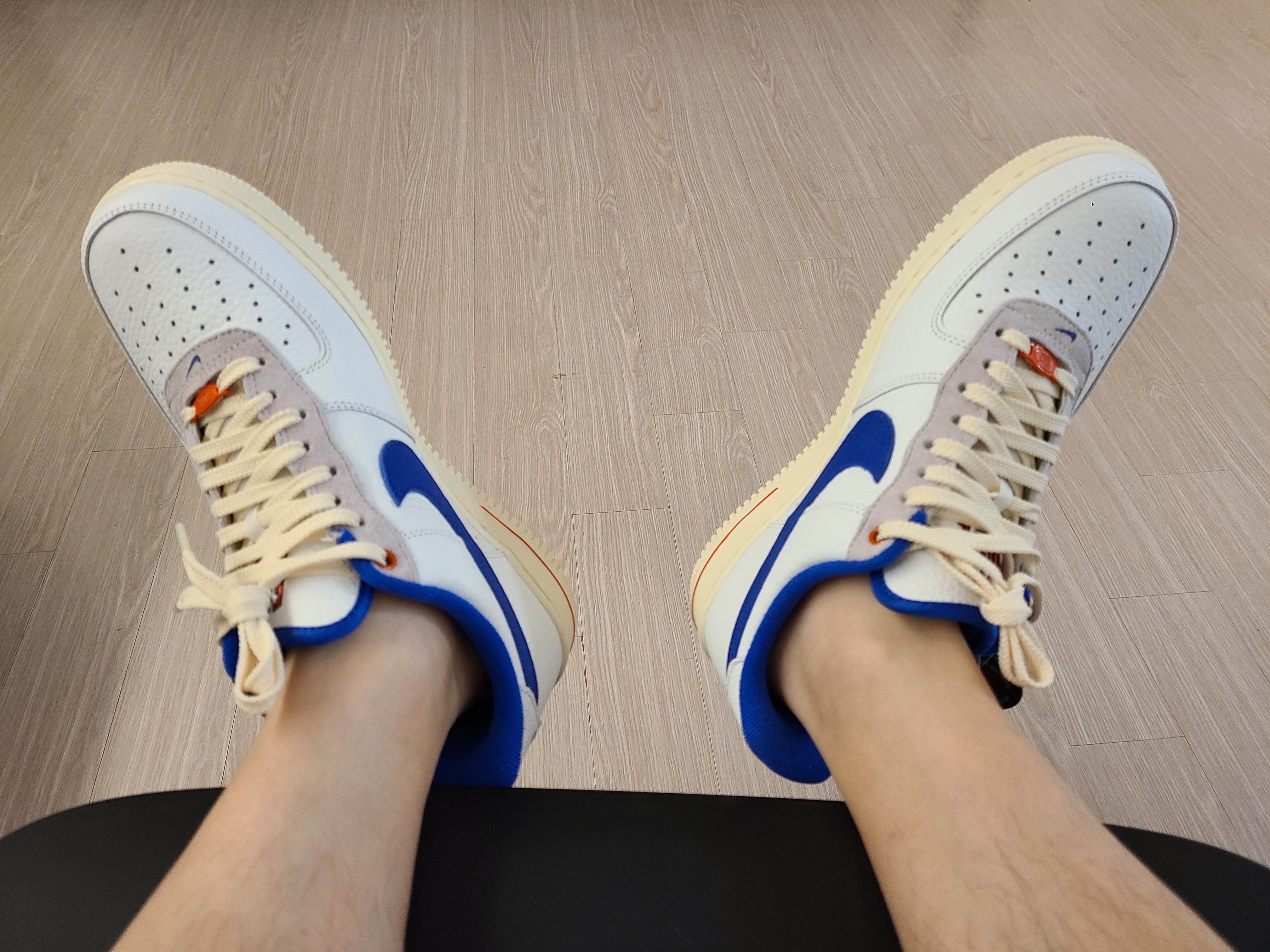 (W) Nike Air Force 1 '07 LX University Blue and Summit White 착용 스타일
