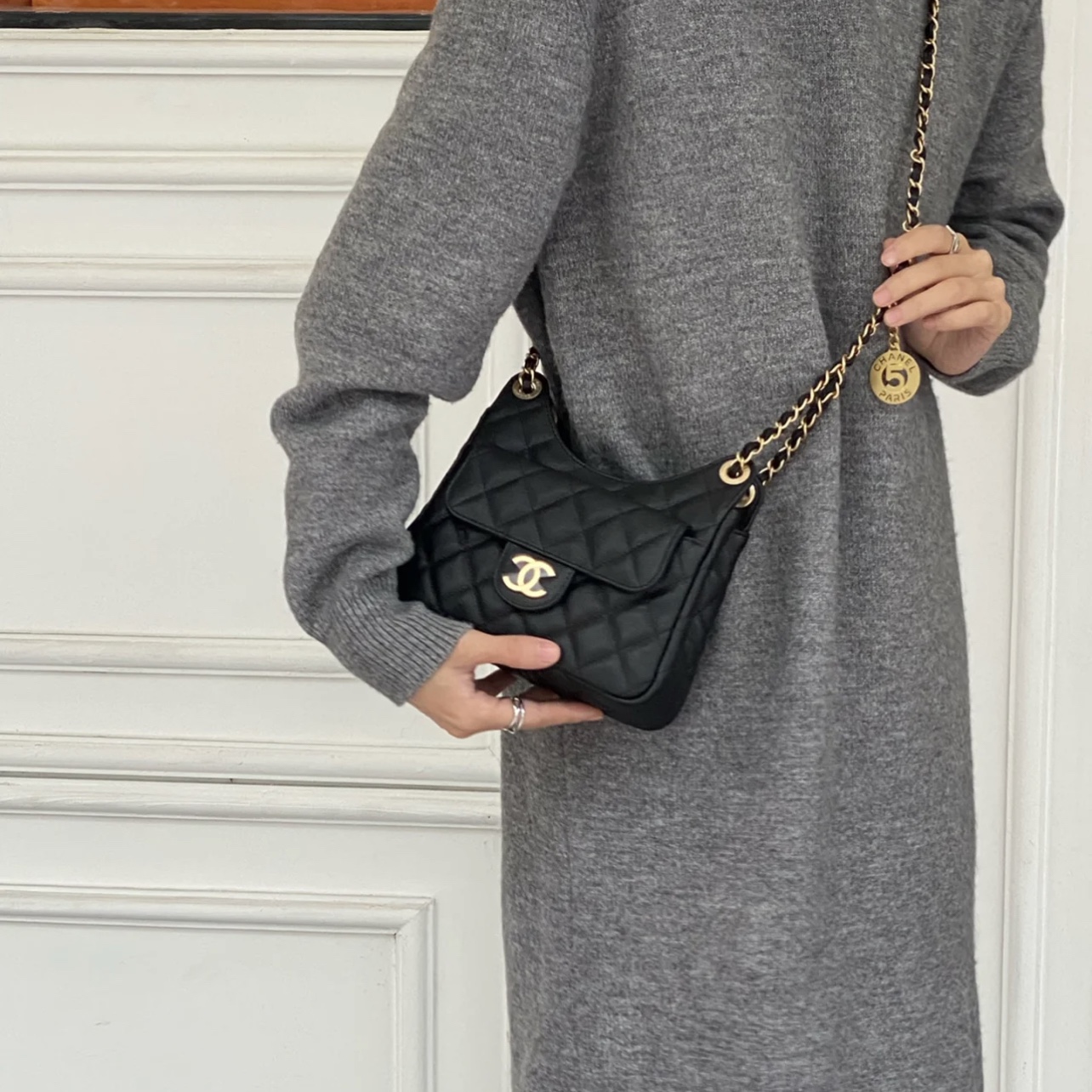 Chanel Small Hobo Bag Calfskin & Gold Black 착용 스타일