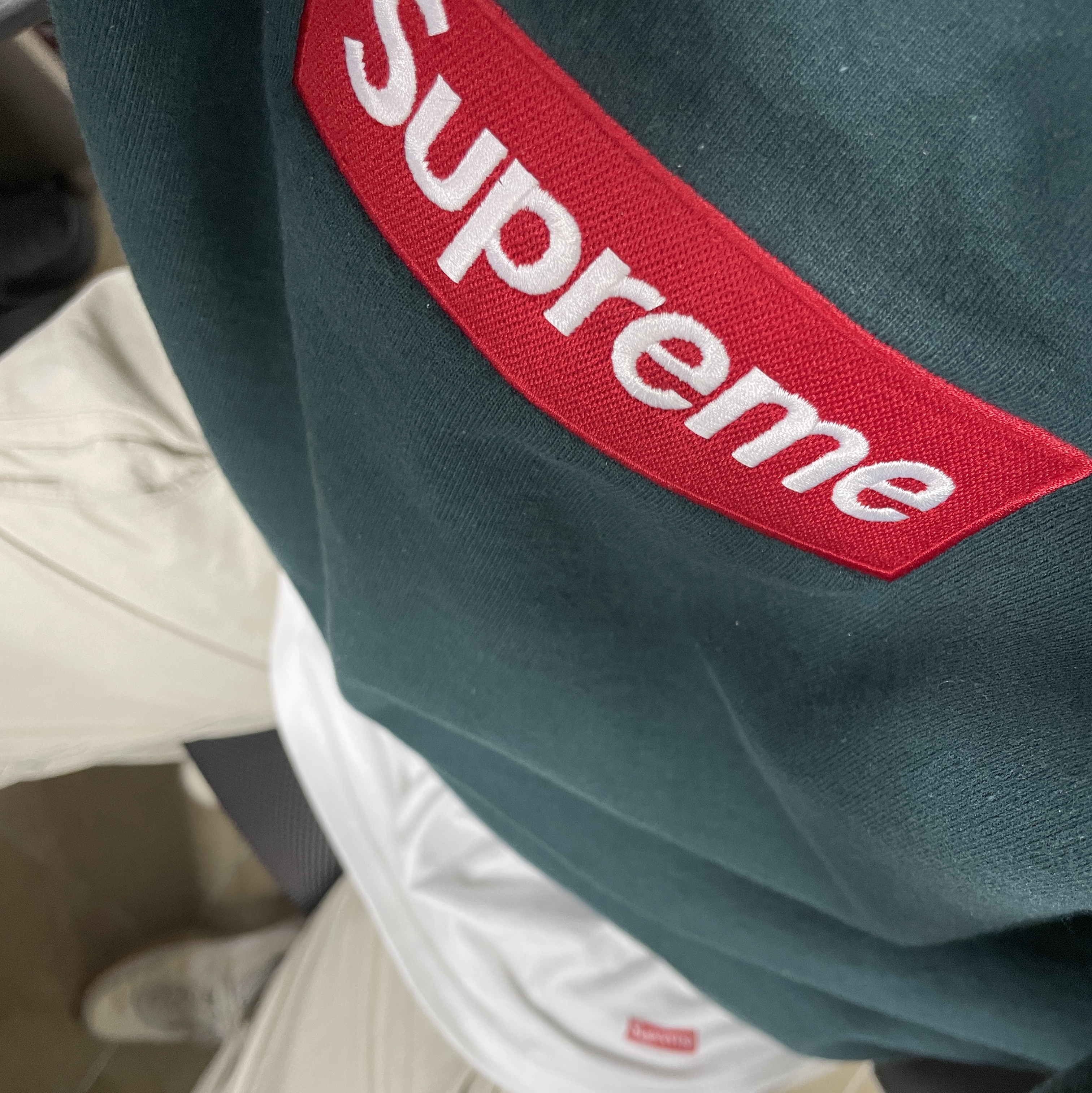 Supreme Box Logo Crewneck Dark Pine - 22FW, Supreme Hanes Tagless T-Shirt White (3 Pack) 착용 스타일