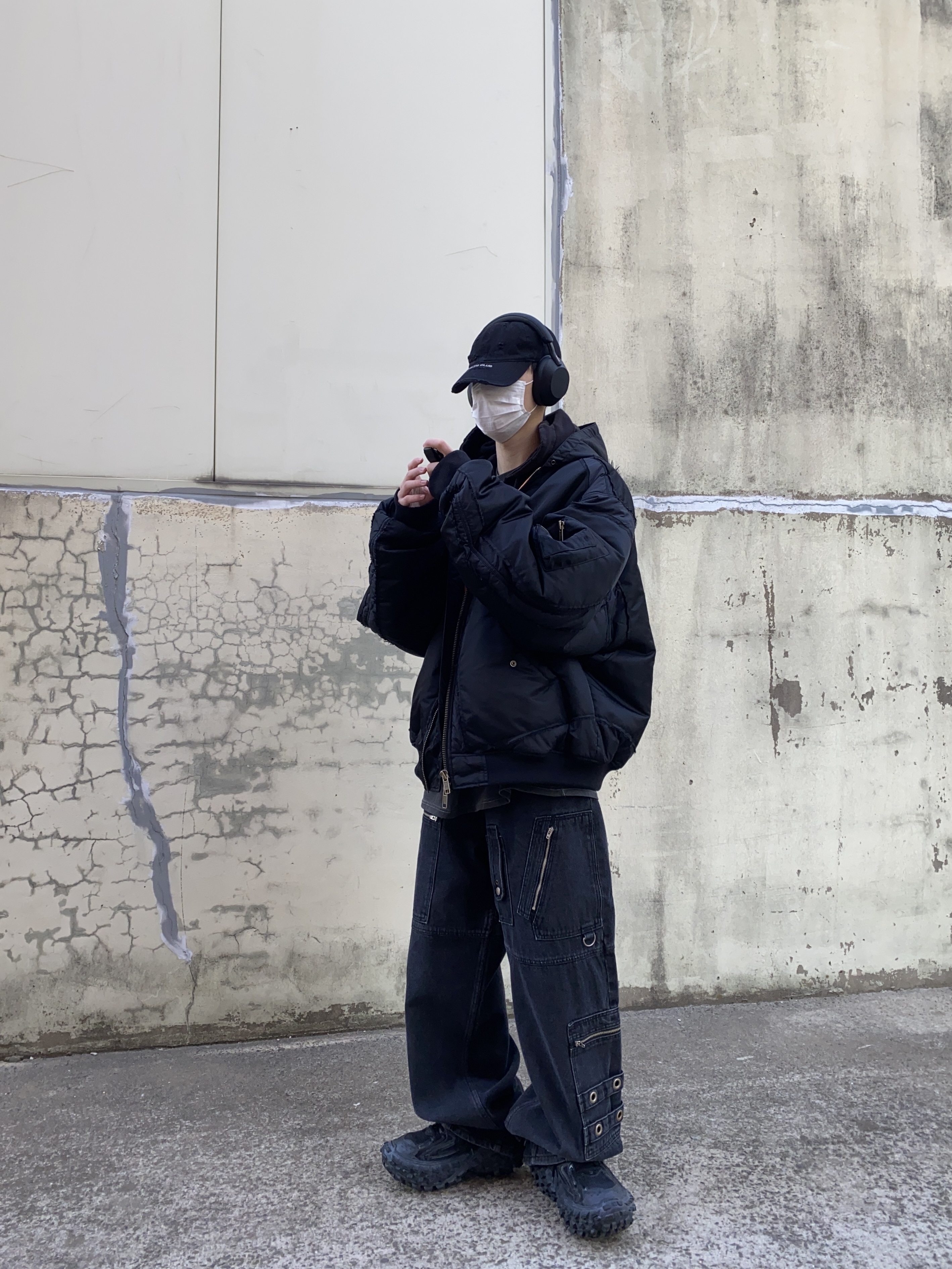 Sony WH-1000XM5 Black (Korean Ver.), Balenciaga Defender Sneakers Black 착용 스타일 - 1