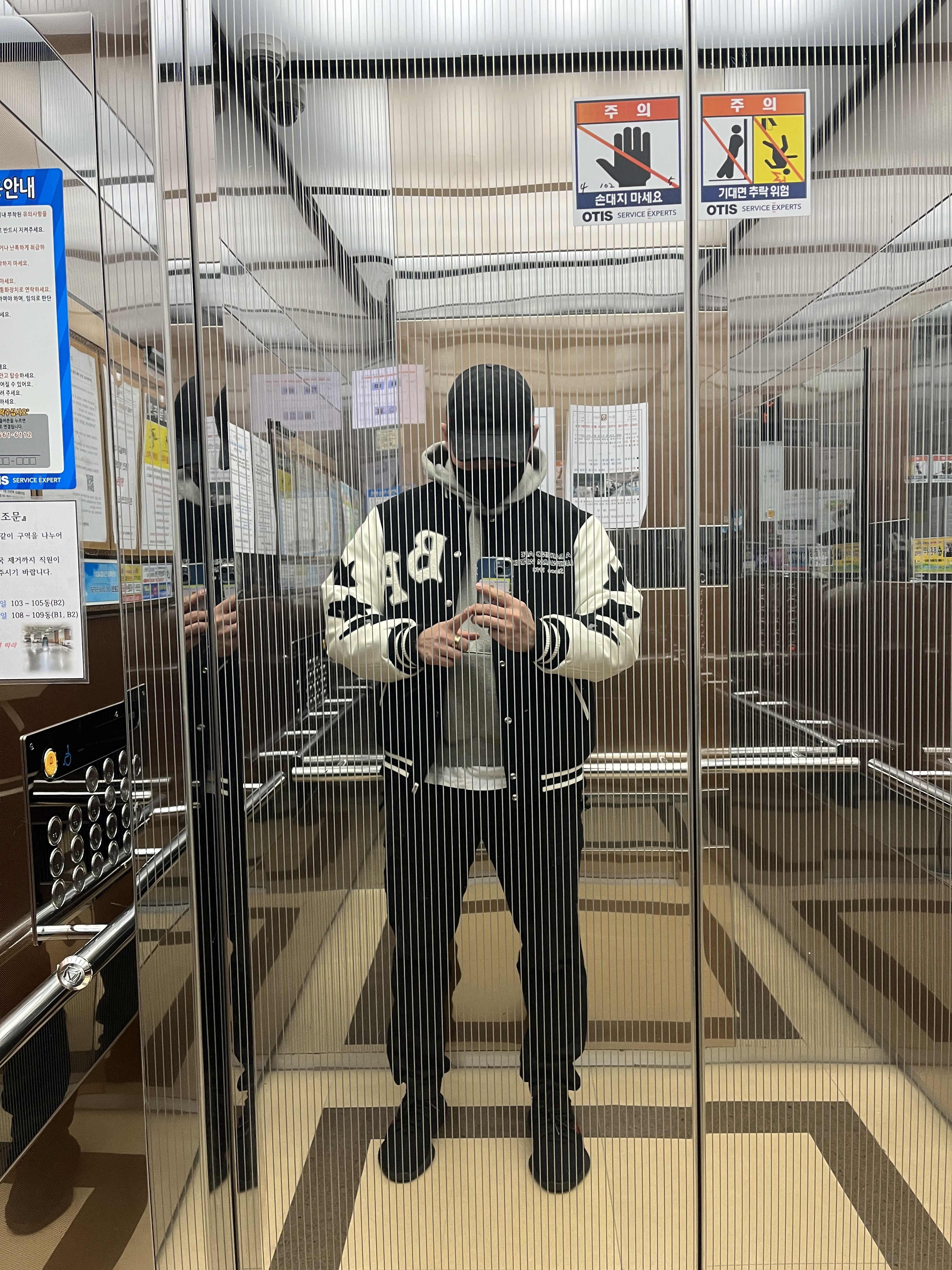 Gucci GG Canvas Baseball Hat Black, Stone Island 313L1 Old Dye Treatment Cargo Pants Black - 21FW 착용 스타일