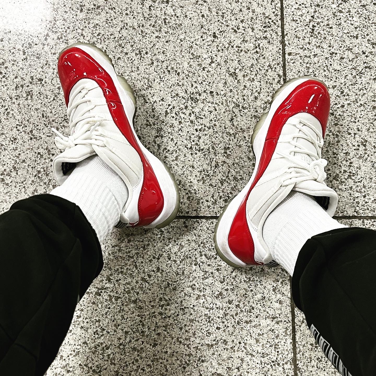 Jordan 11 Retro Low Cherry 2016 착용 스타일 - 2