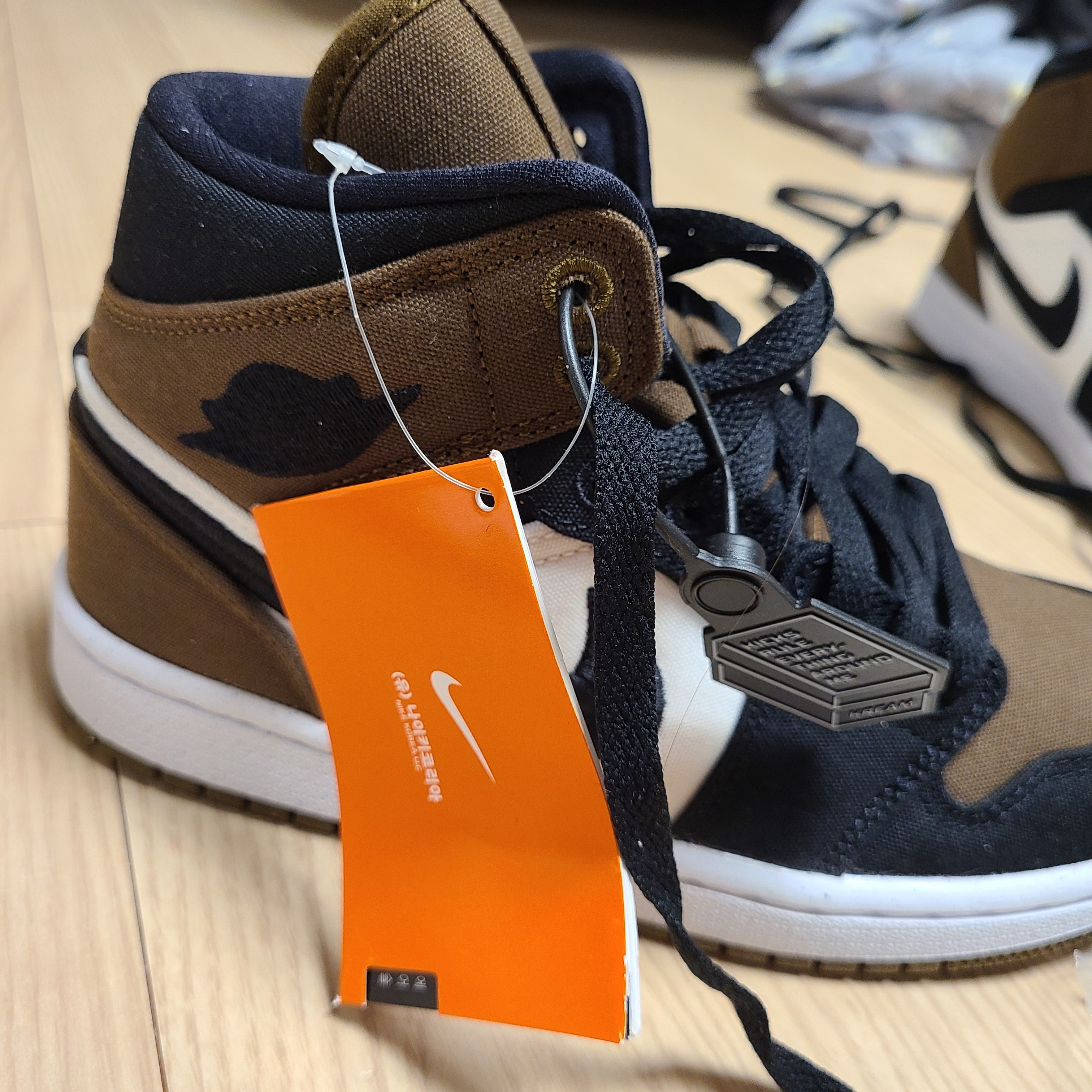 (W) Jordan 1 Mid SE Light Olive Black 착용 스타일