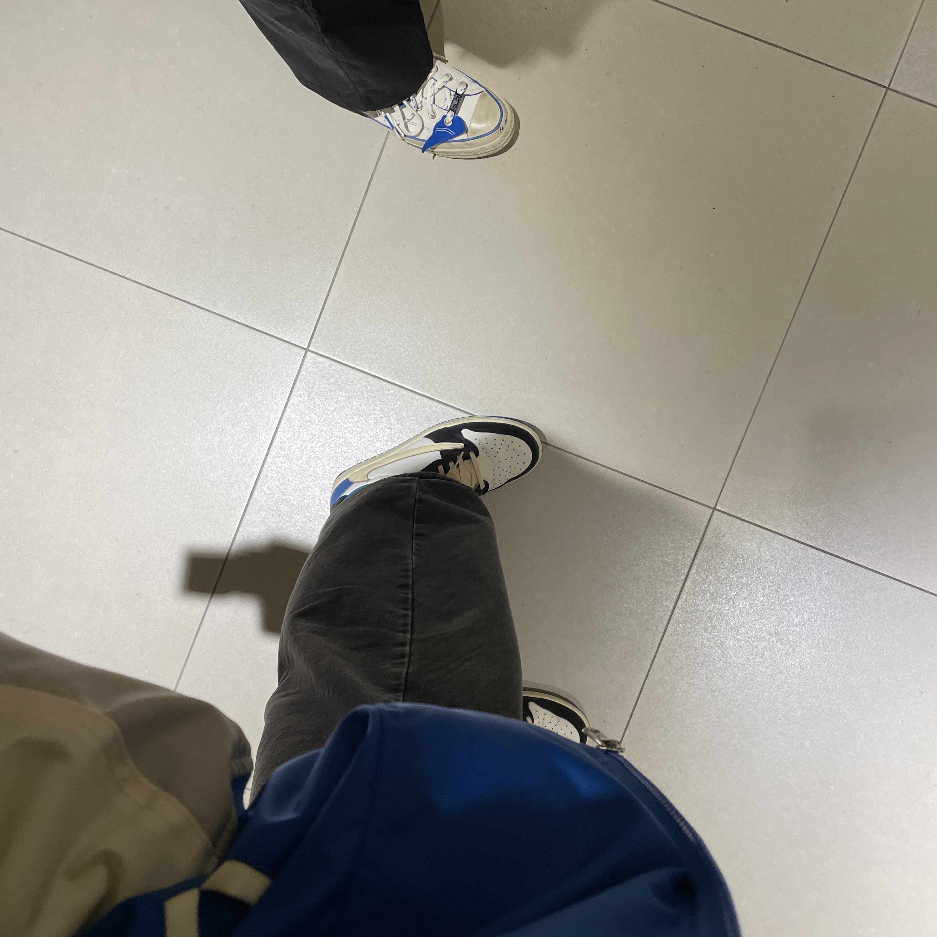 Jordan 1 x Travis Scott x Fragment Retro Low OG SP Military Blue, Converse x Ader Error Shapes Varsity Jacket Cobalt 착용 스타일 - 2