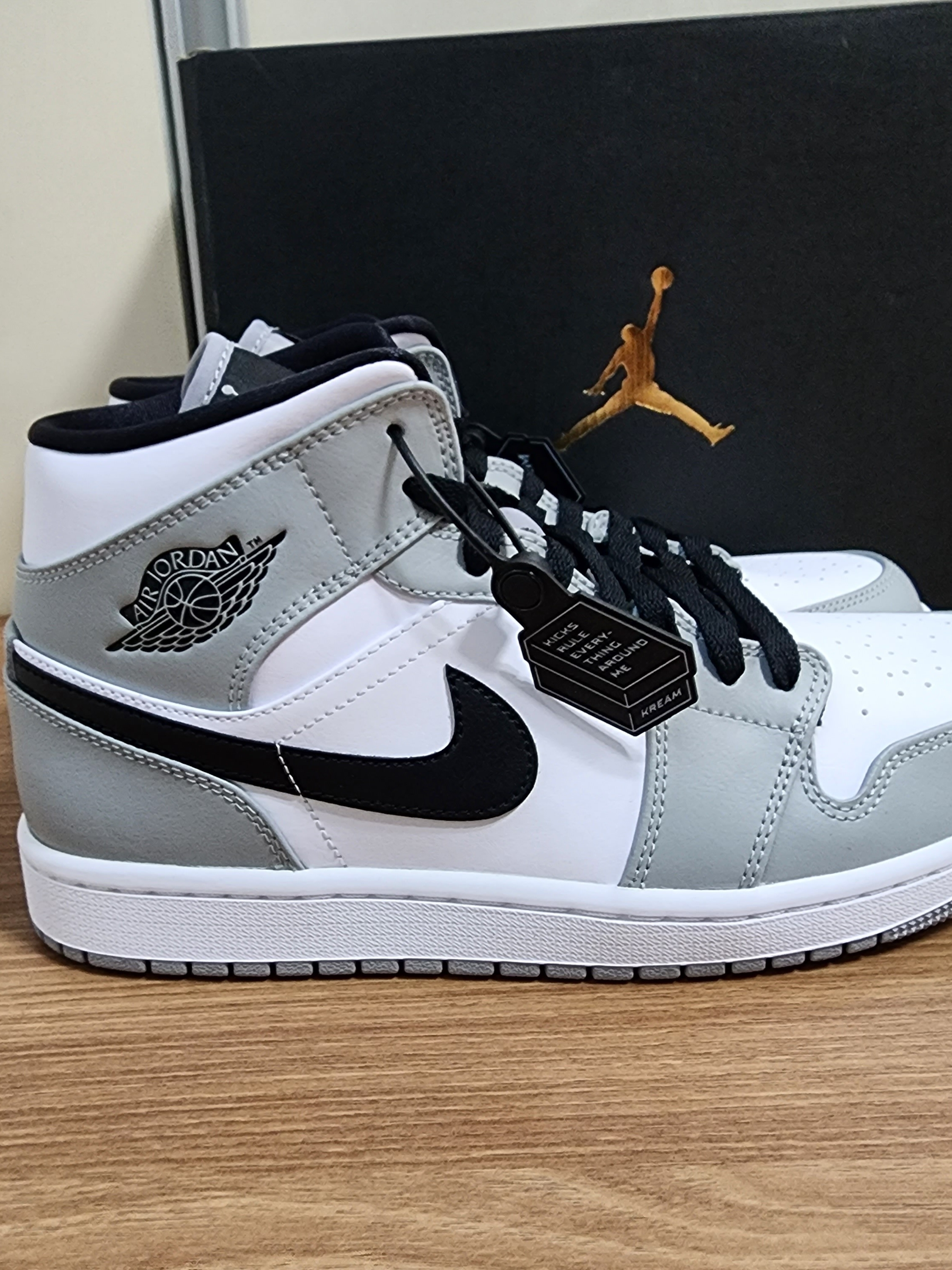 Jordan 1 Mid Light Smoke Grey 착용 스타일 - 2