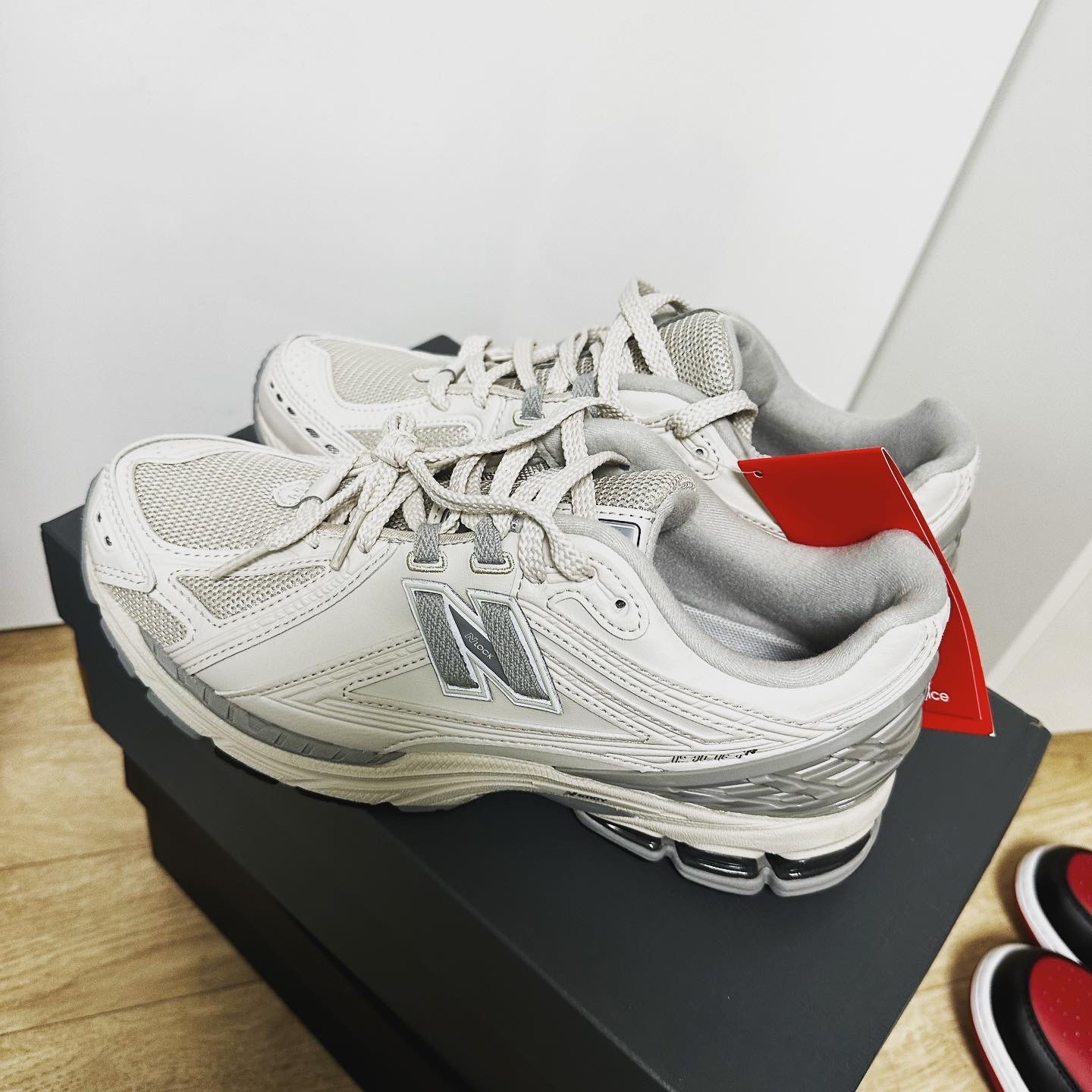 New Balance 1906R Off White, Jordan 1 Low Bred Toe 착용 스타일 - 1