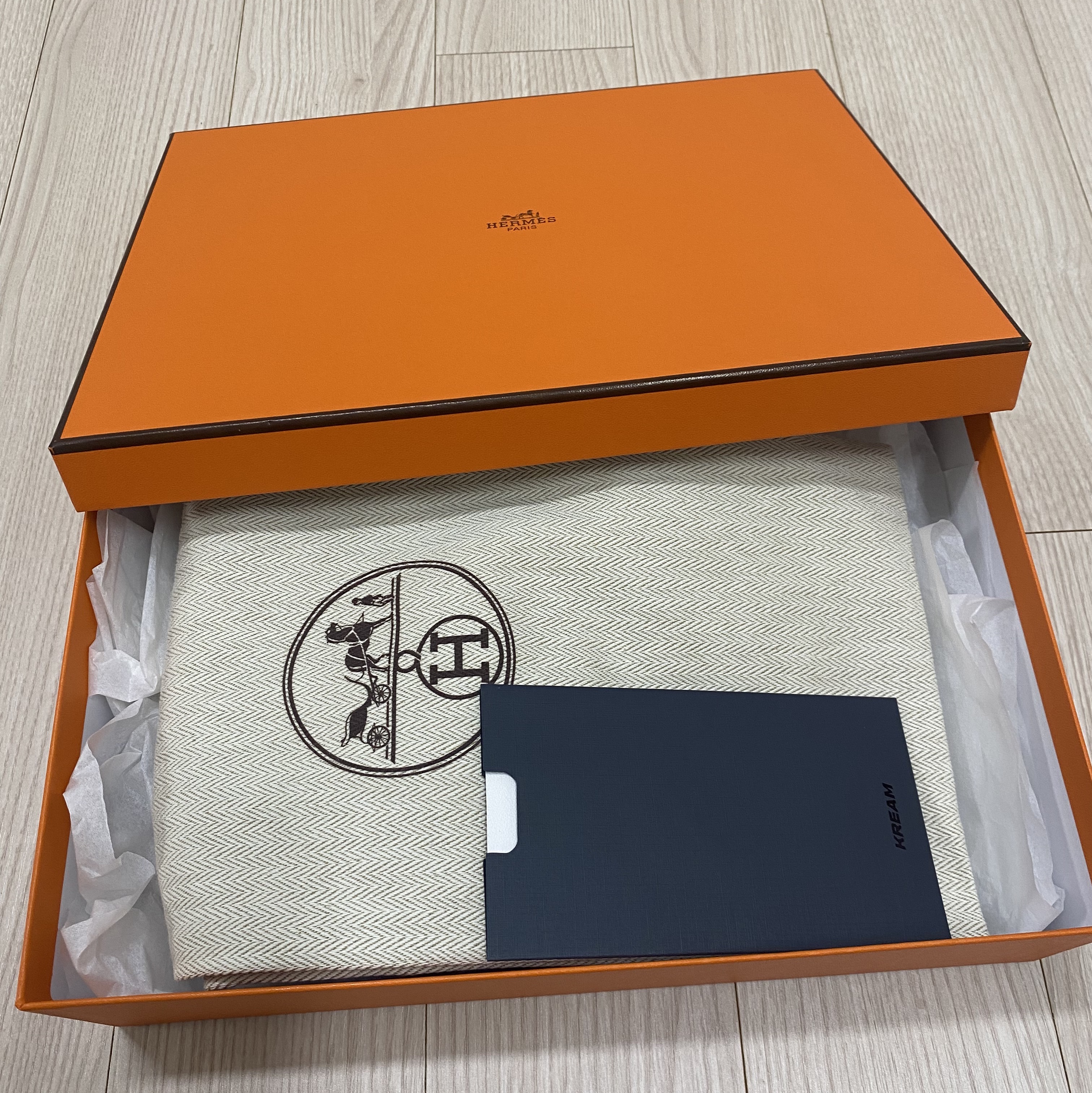 (W) Hermes Oran Sandal Calfskin & Gold Piqures Ecrues 착용 스타일 - 1