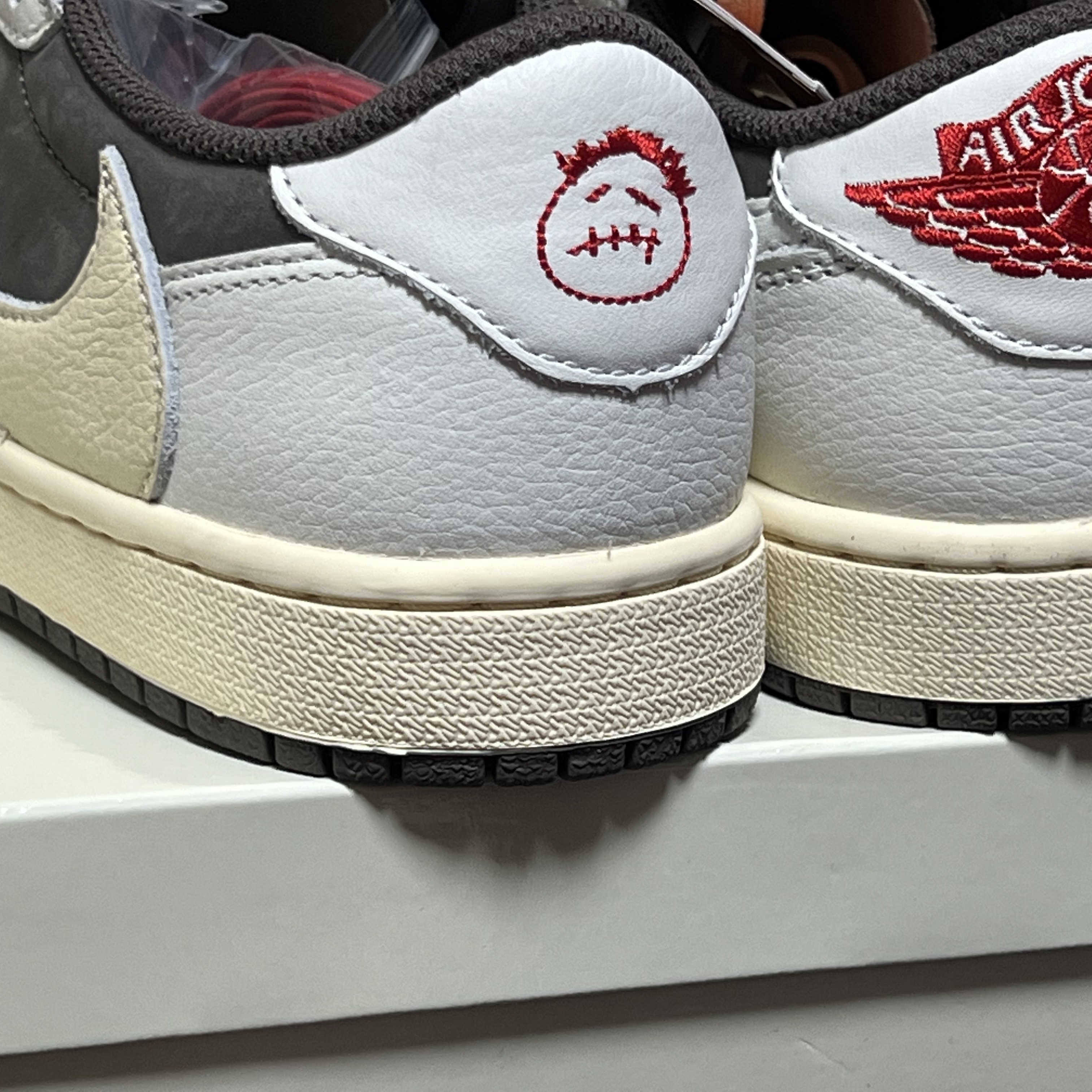 Jordan 1 x Travis Scott Retro Low OG SP Sail and Ridgerock 착용 스타일