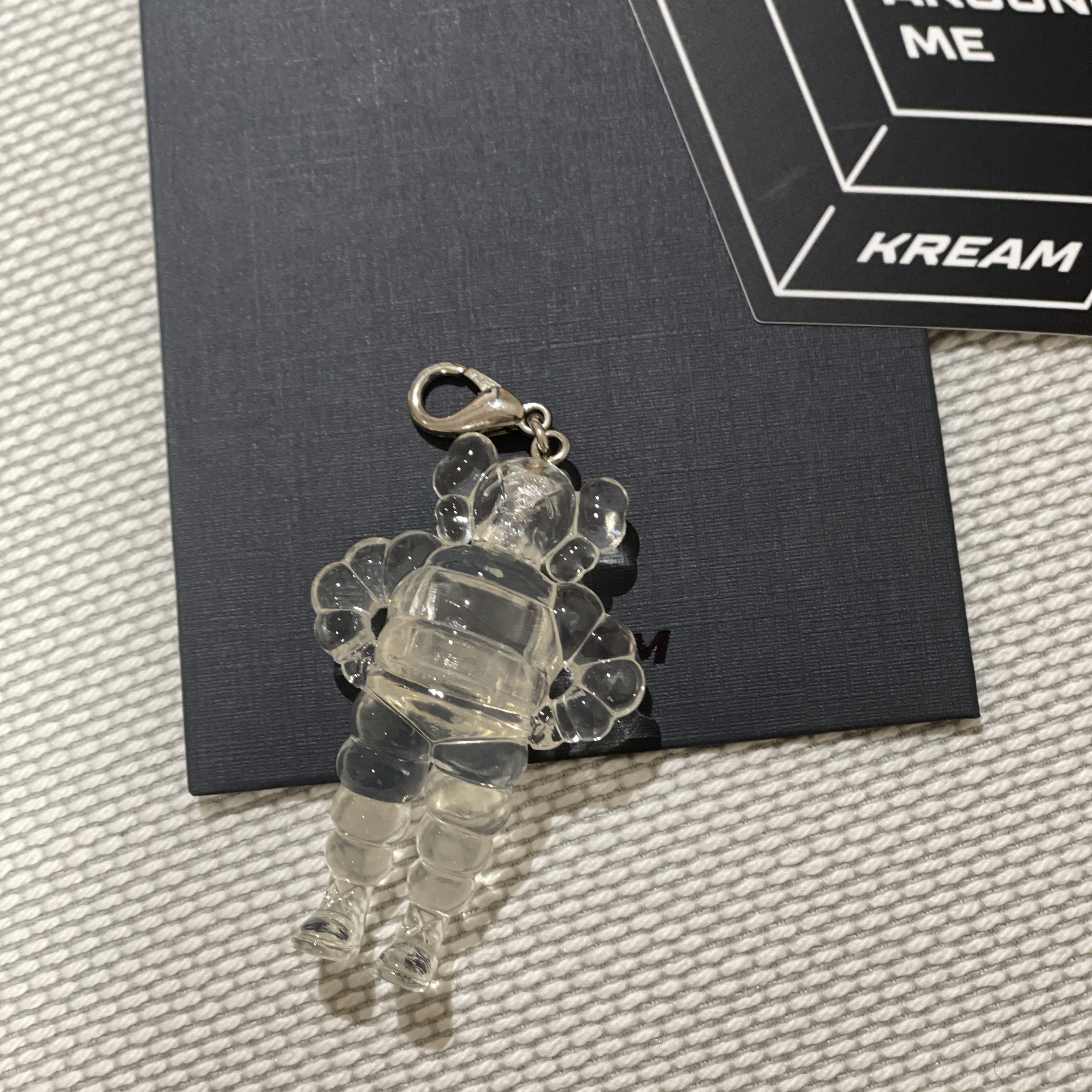 Kaws Tokyo First Chum Keychain Clear 착용 스타일
