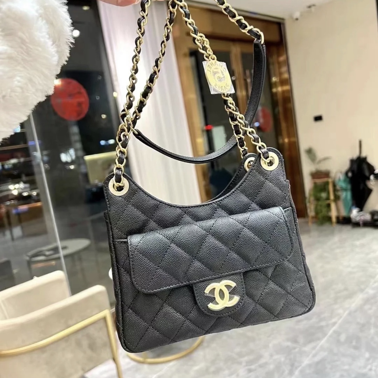 Chanel Small Hobo Bag Calfskin & Gold Black 착용 스타일 - 1