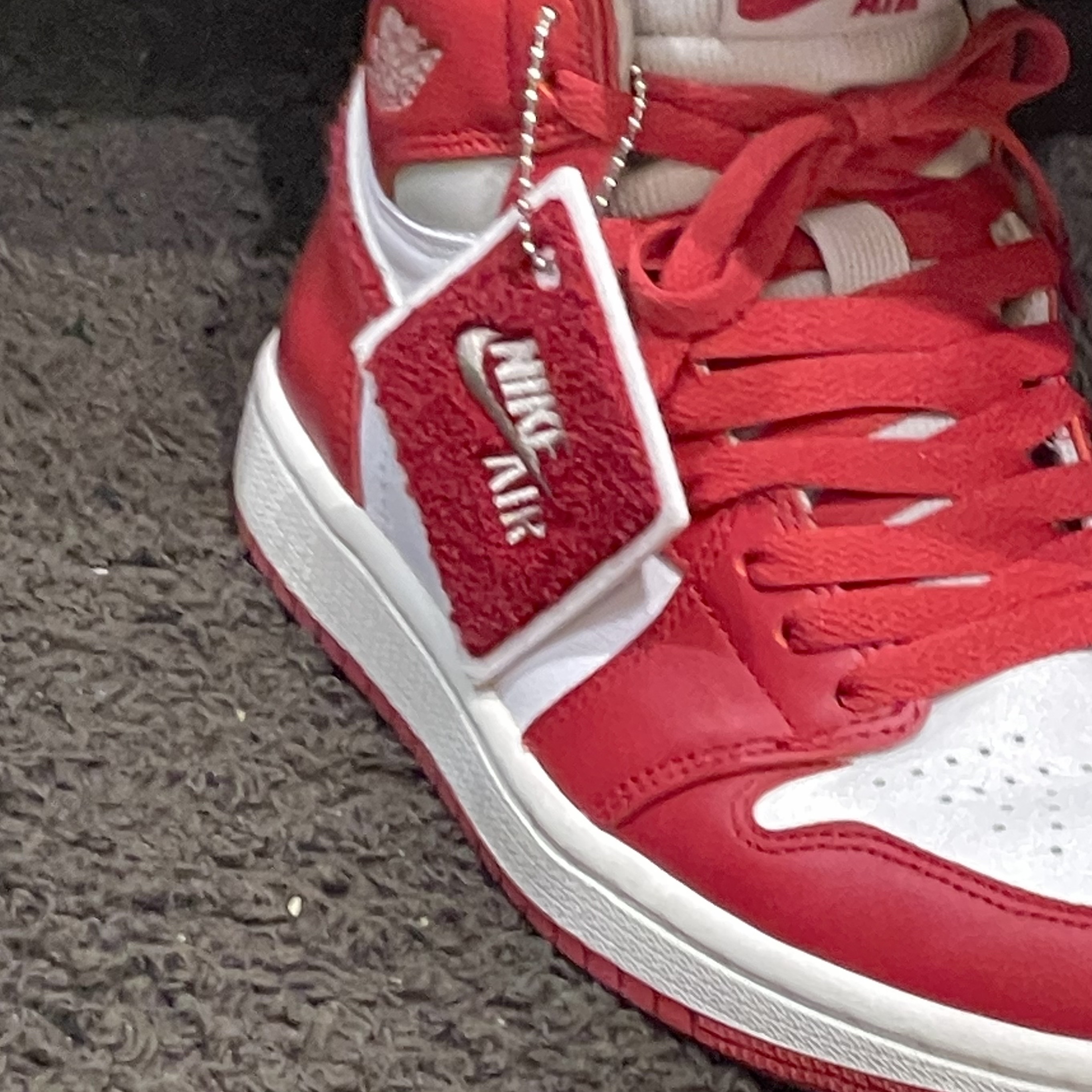(W) Jordan 1 Retro High OG Varsity Red 착용 스타일 - 2