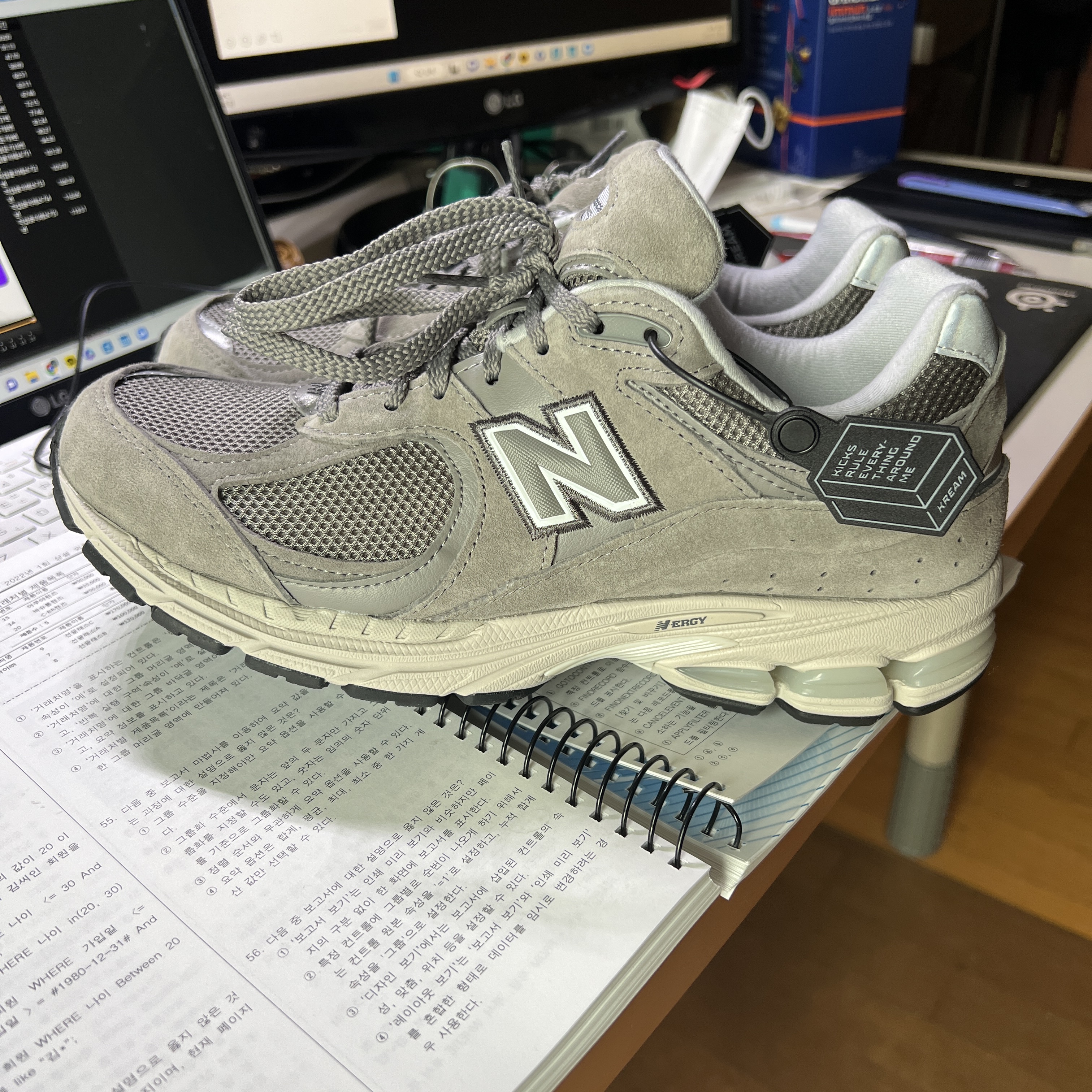 New Balance 2002R Grey 착용 스타일 - 1
