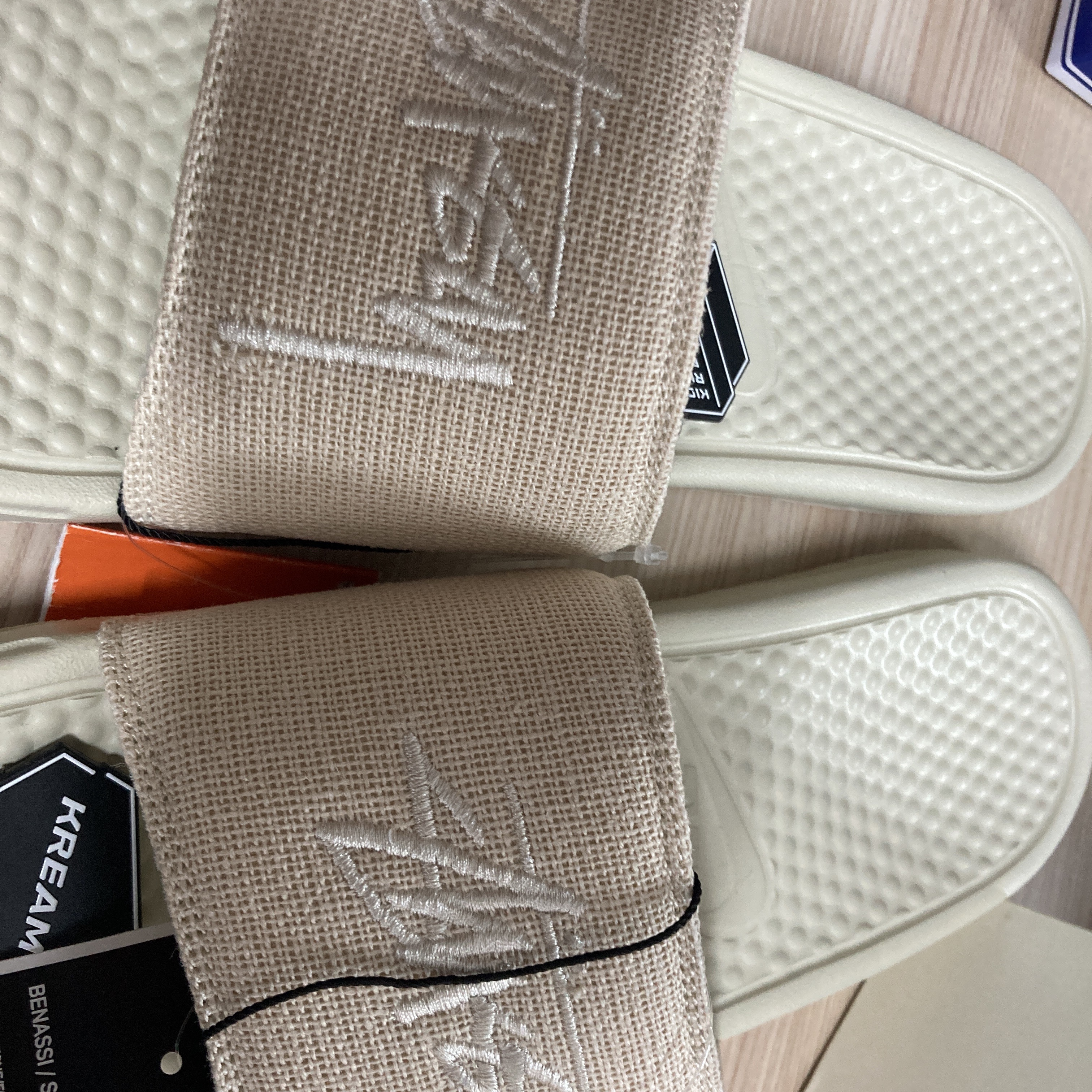 Nike x Stussy Benassi Hemp Slide Fossil Stone 착용 스타일 - 2