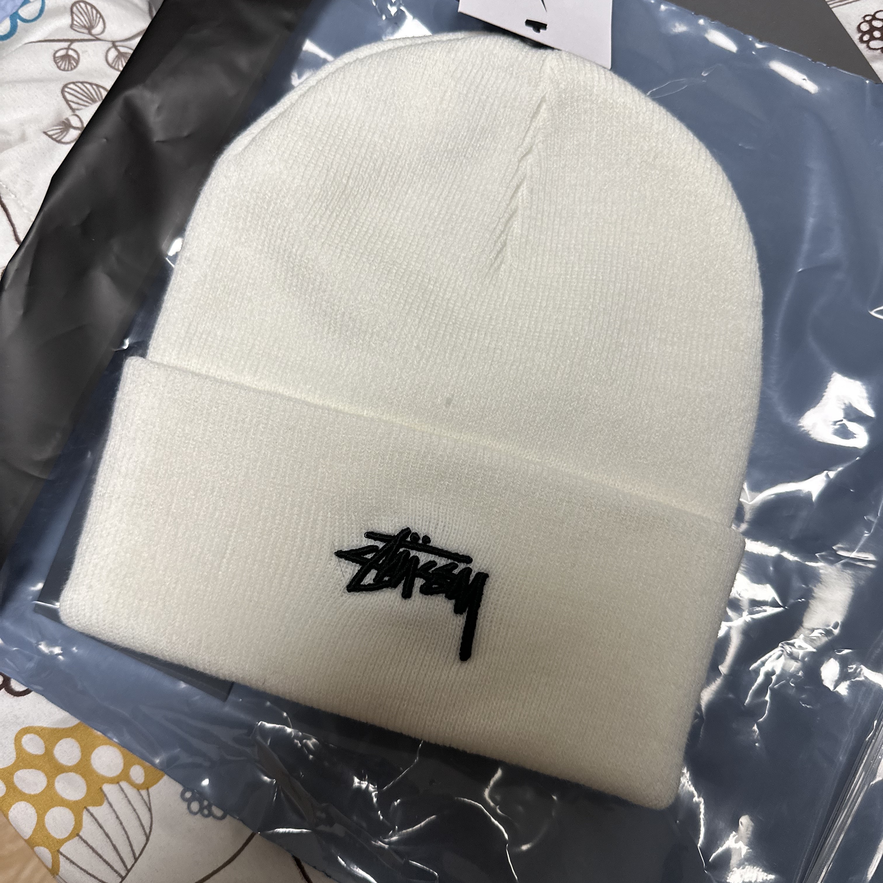 Nike x Stussy NRG Cuffed Beanie Summit White 착용 스타일 - 1