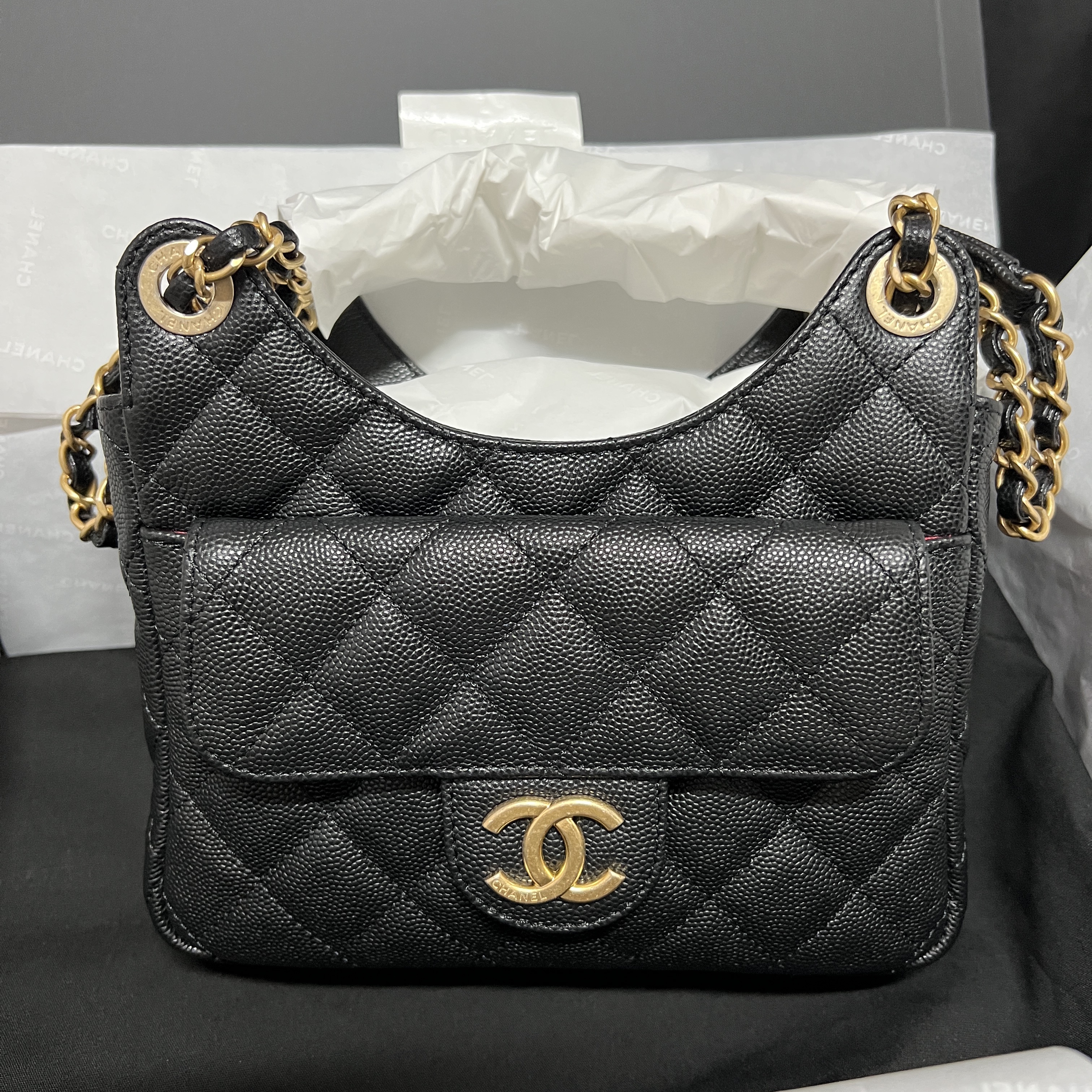 Chanel Small Hobo Bag Calfskin & Gold Black 착용 스타일