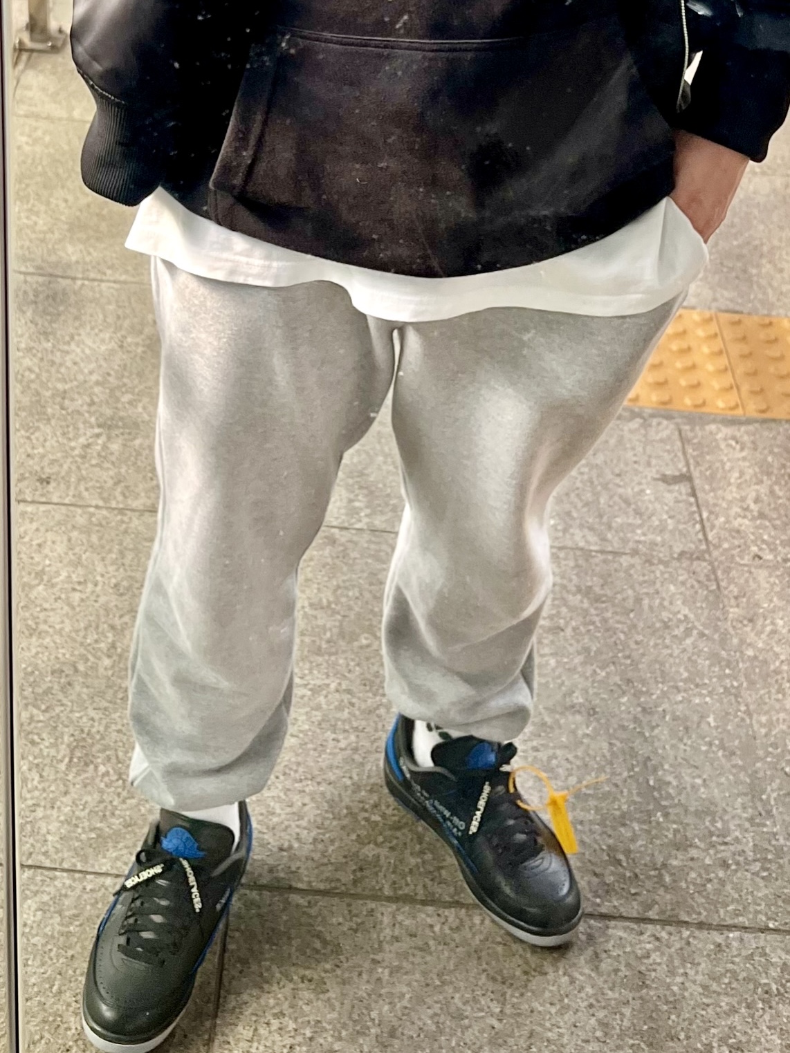 Jordan 2 x Off-White Retro Low SP Black and Varsity Royal, IAB Studio x Yonex Socks Pack White Green 착용 스타일