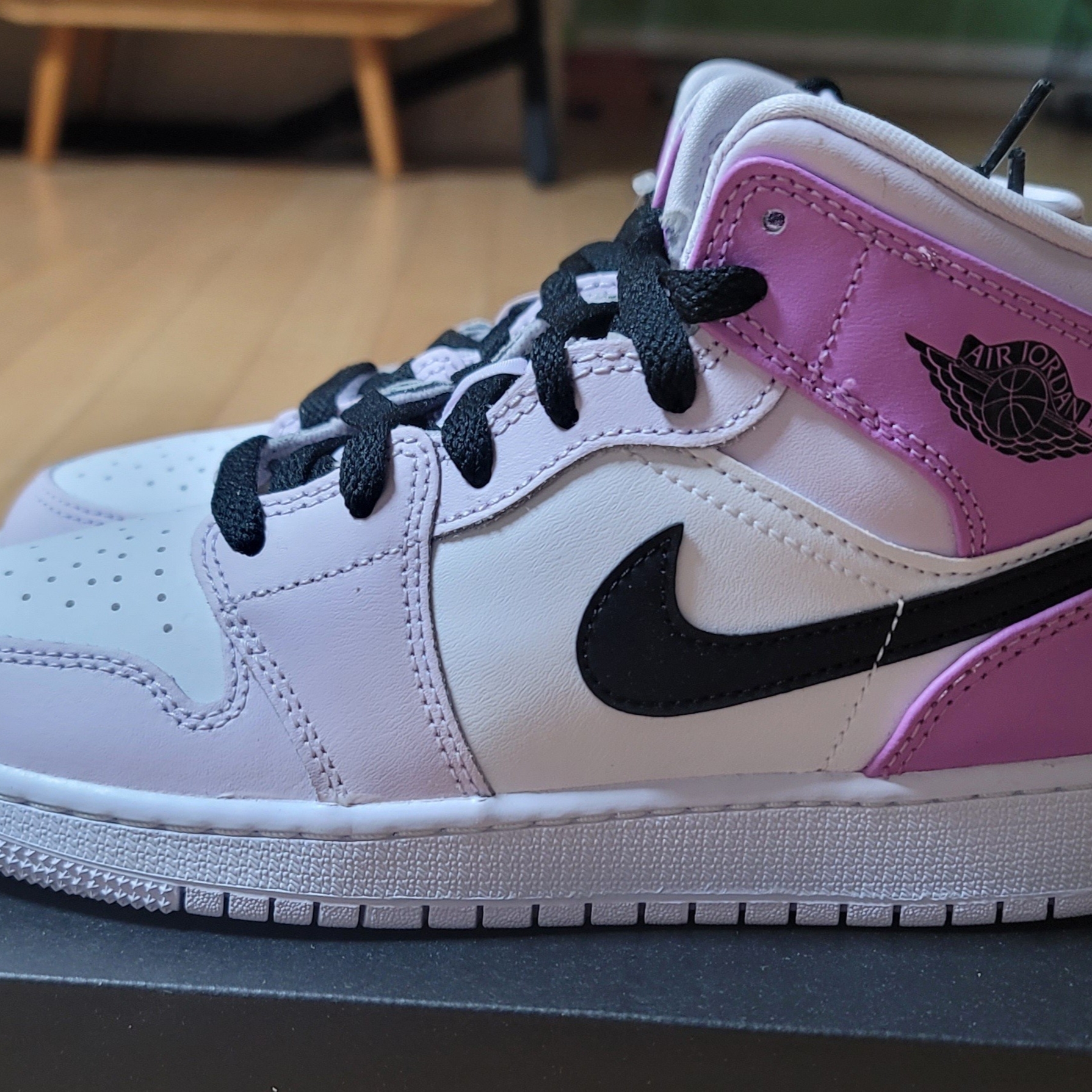 (GS) Jordan 1 Mid Barely Grape White 착용 스타일 - 1