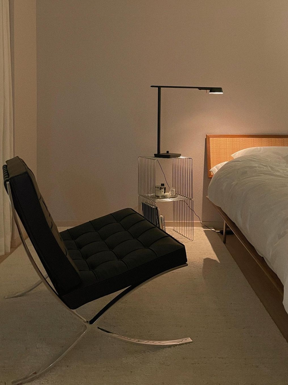 Knoll Wassily Lounge Chair Warm Beige, Knoll Barcelona Chair Black 착용 스타일 - 2