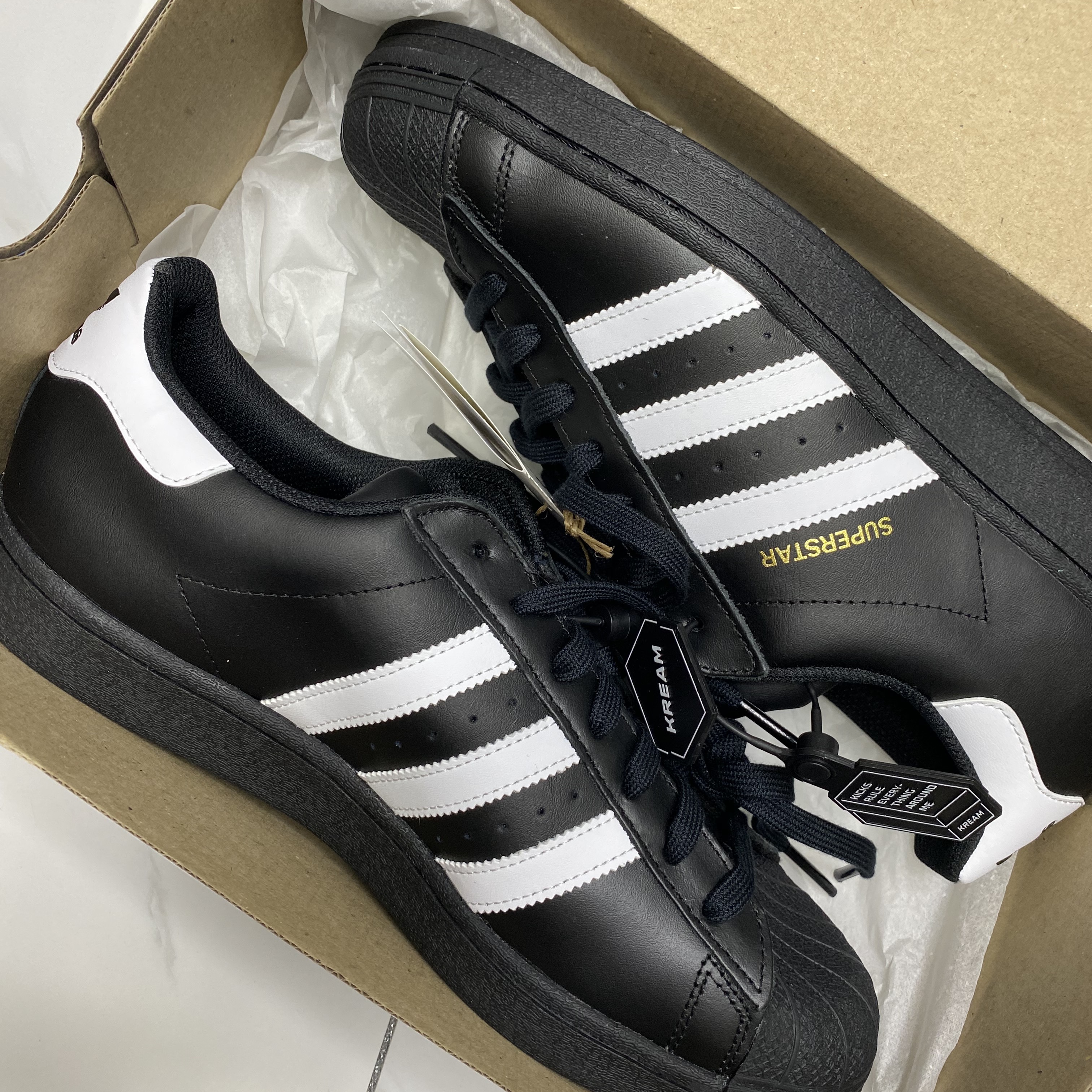 Adidas Superstar Core Black White 착용 스타일